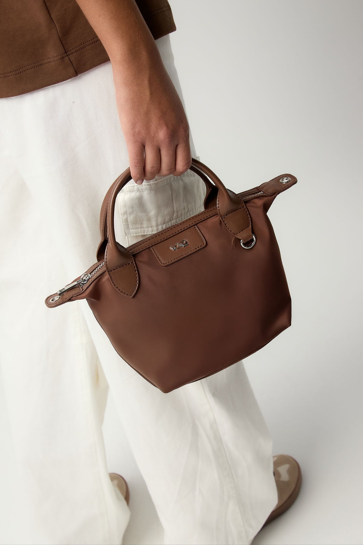 Bolso de mano café medio con correa para jóvenes