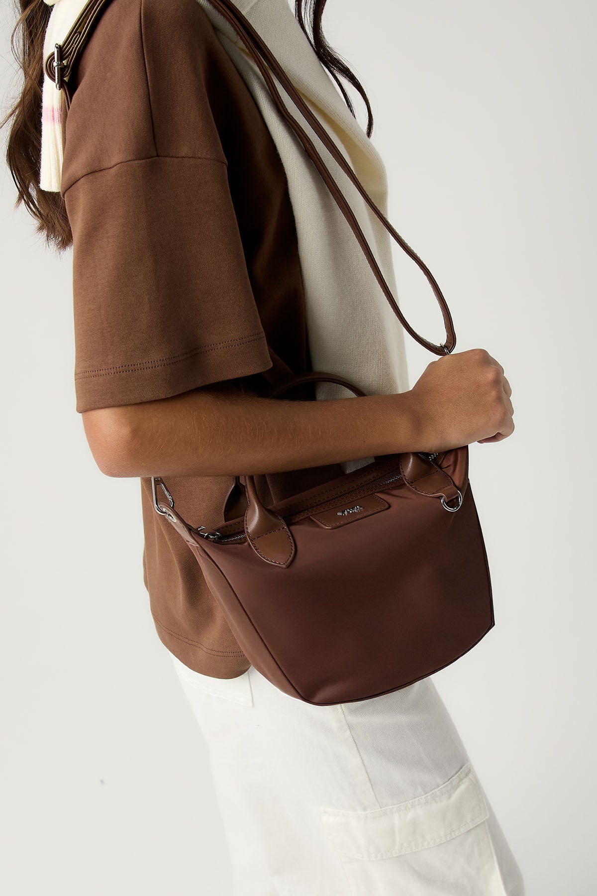 Bolso de mano café medio con correa para jóvenes