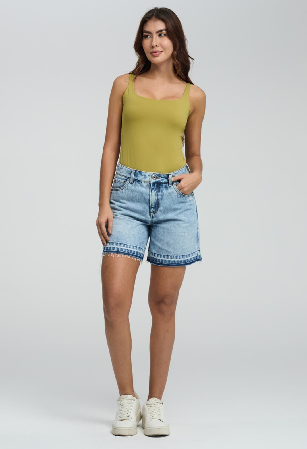 Bermuda clara ruedo desflecado para mujeres