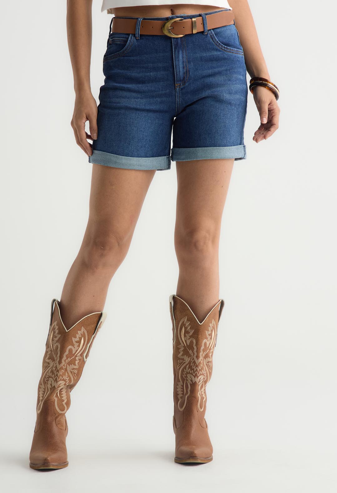 Bermuda tono oscuro con bolsillos para mujer