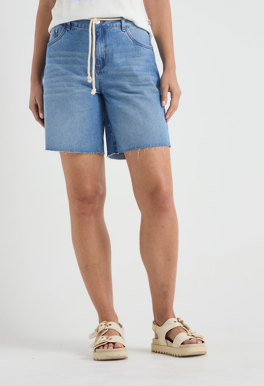 Bermuda lavado medio y tiro alto para mujer