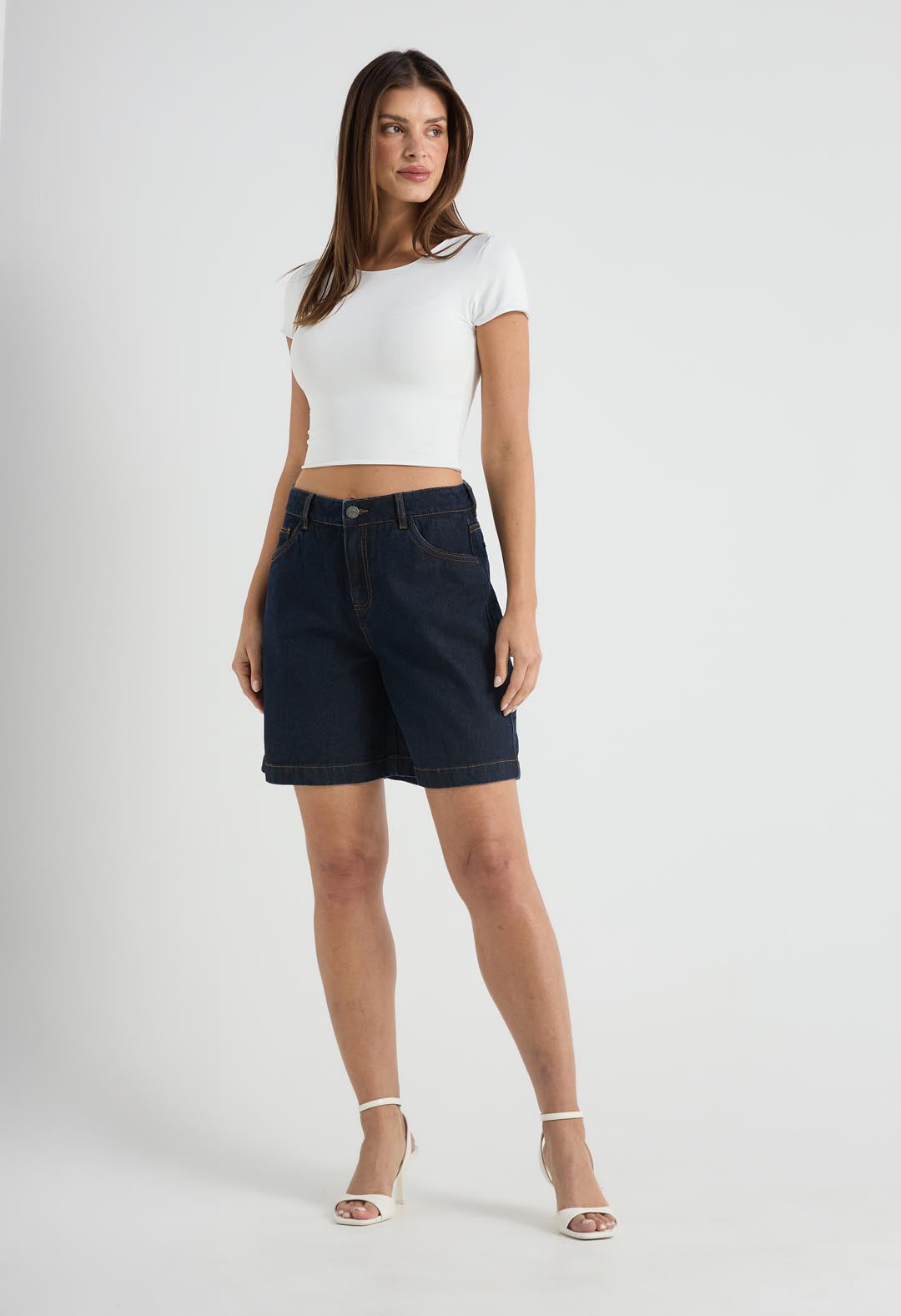 Bermuda lavado oscuro con bota amplia para mujer