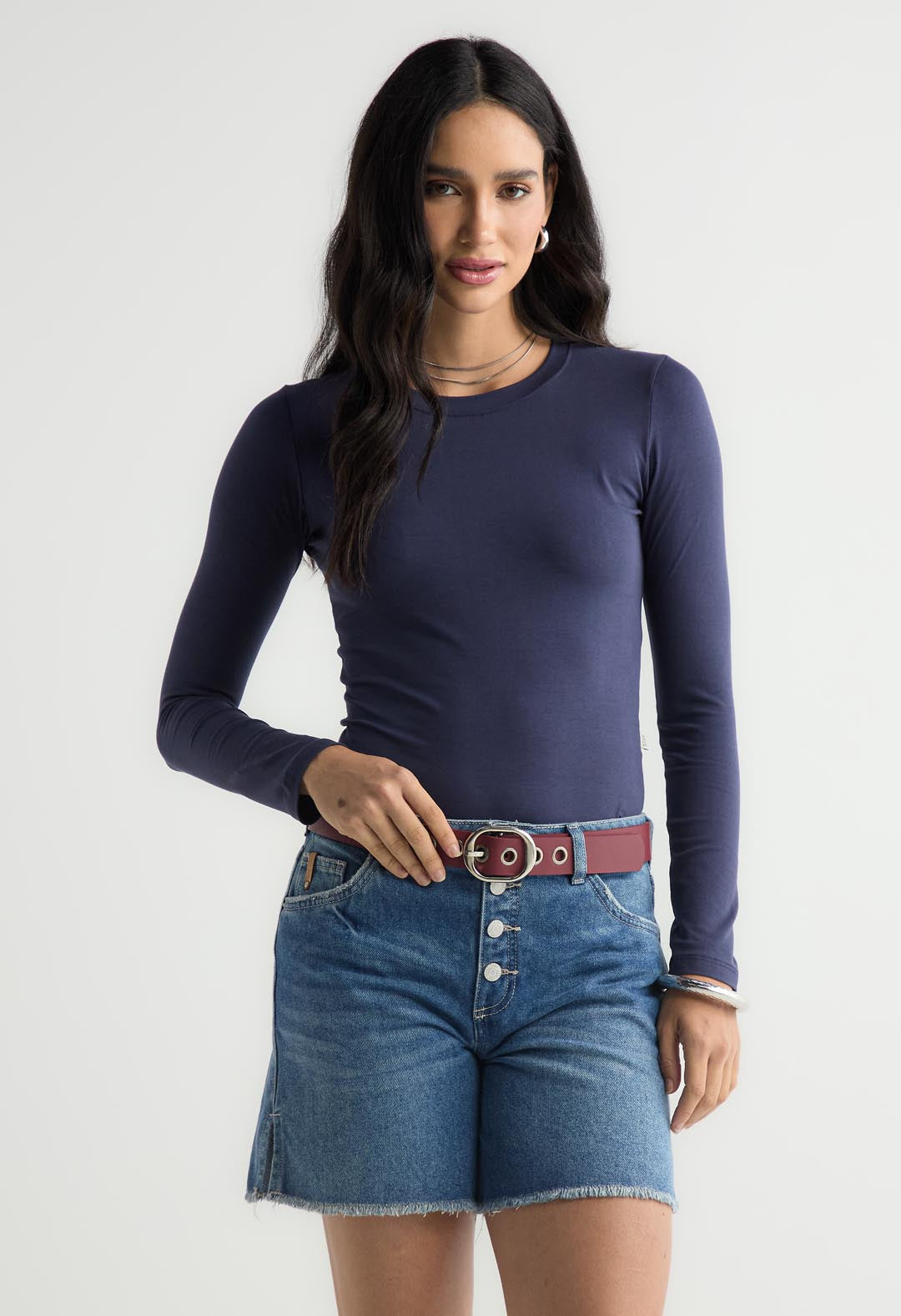 Bermuda tono medio con botones expuestos para mujer