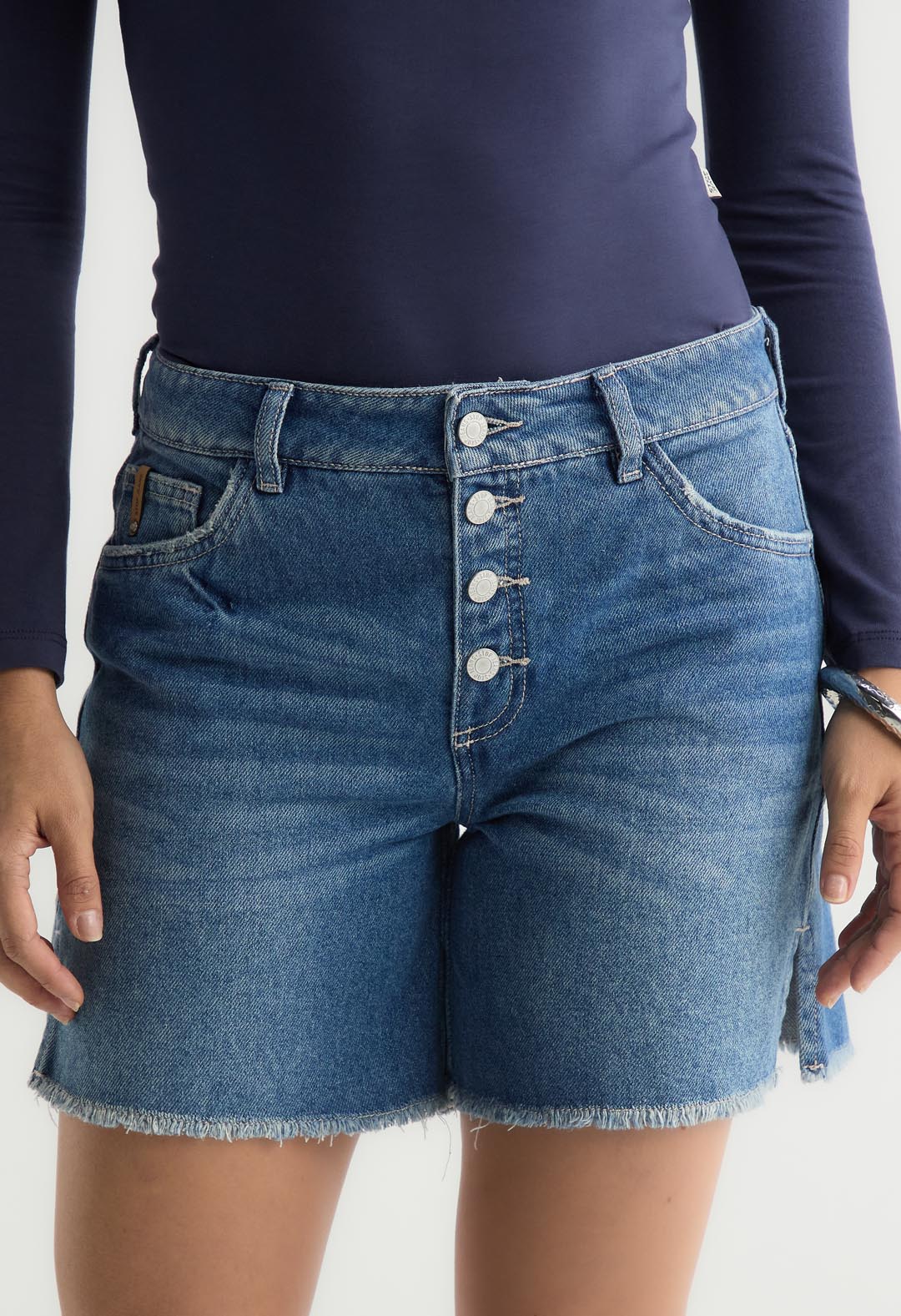 Bermuda tono medio con botones expuestos para mujer