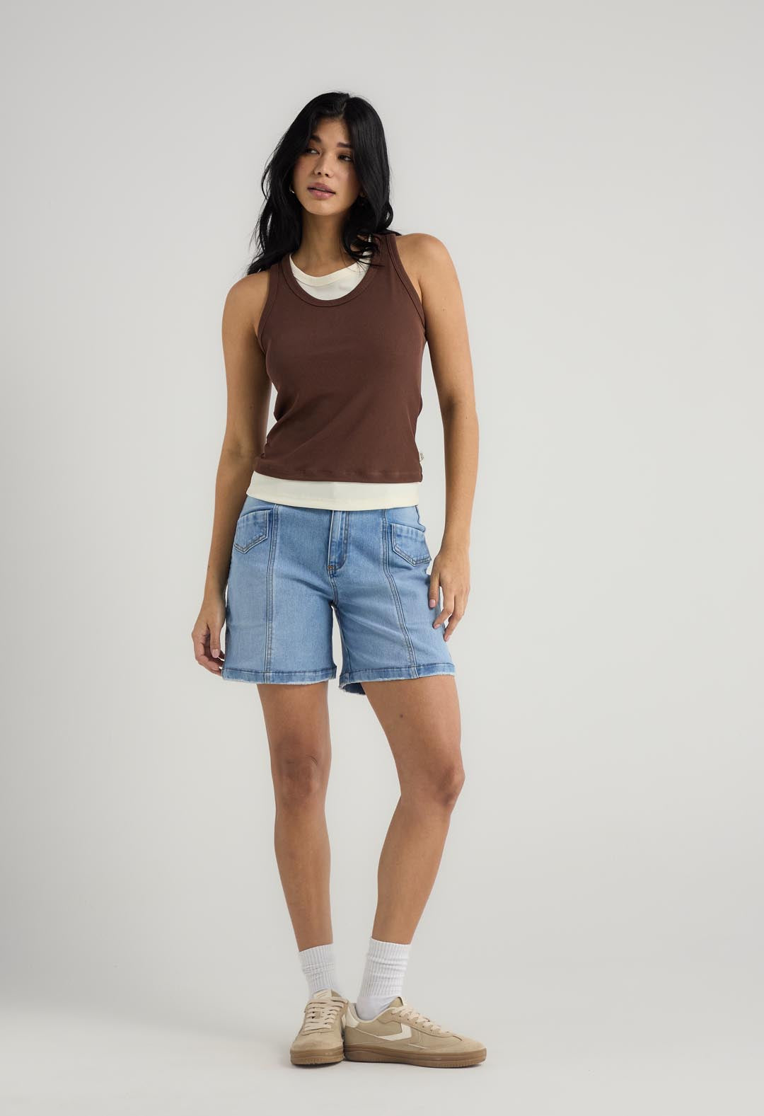 Bermuda lavado medio con cortes para mujer