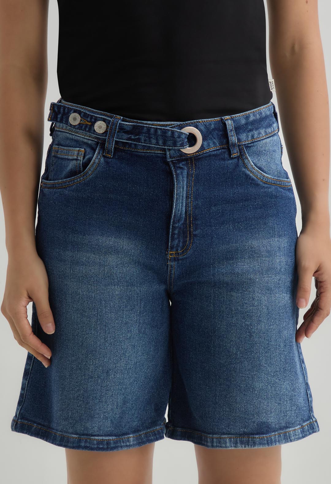 Bermuda tono medio oscuro y tiro alto para mujer