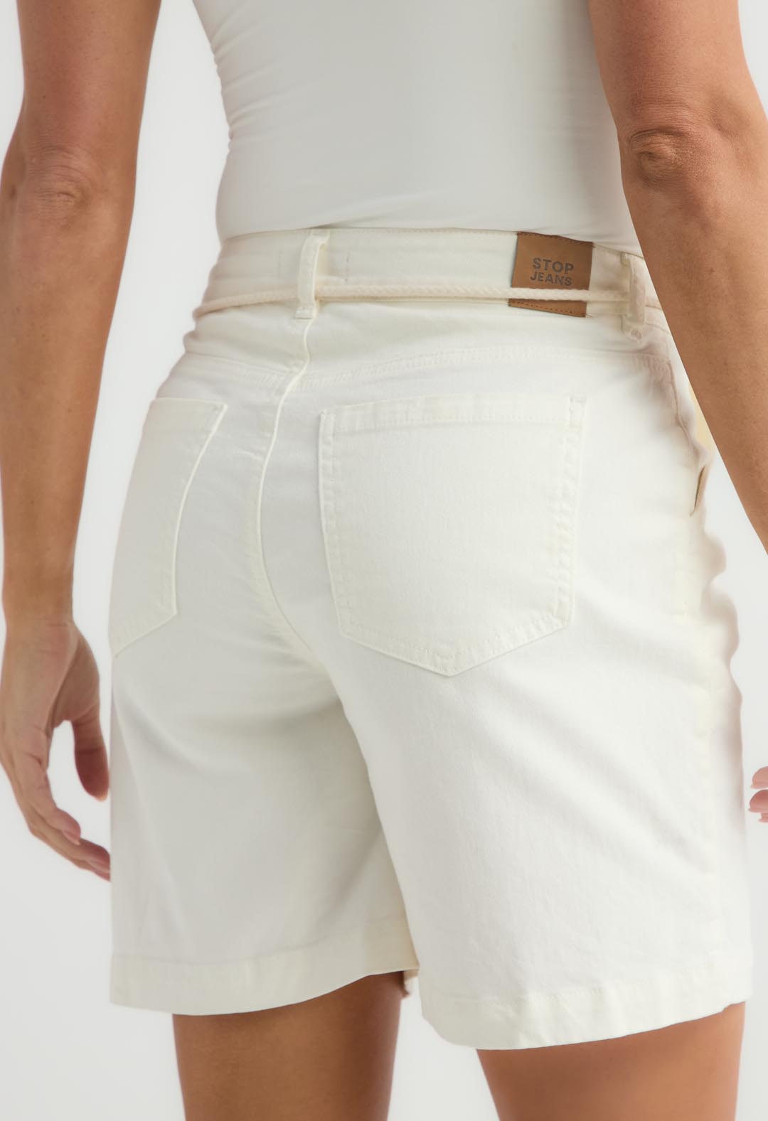 Bermuda marfil con cordón para mujer
