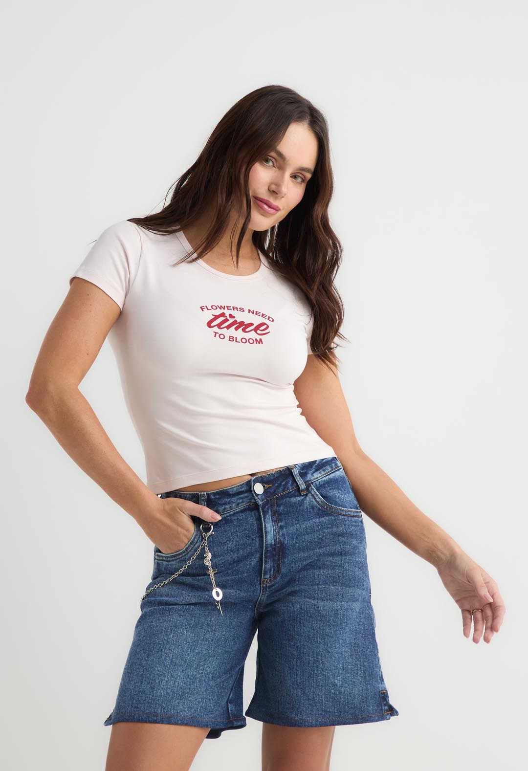 Bermuda tono oscuro con cadena para mujer