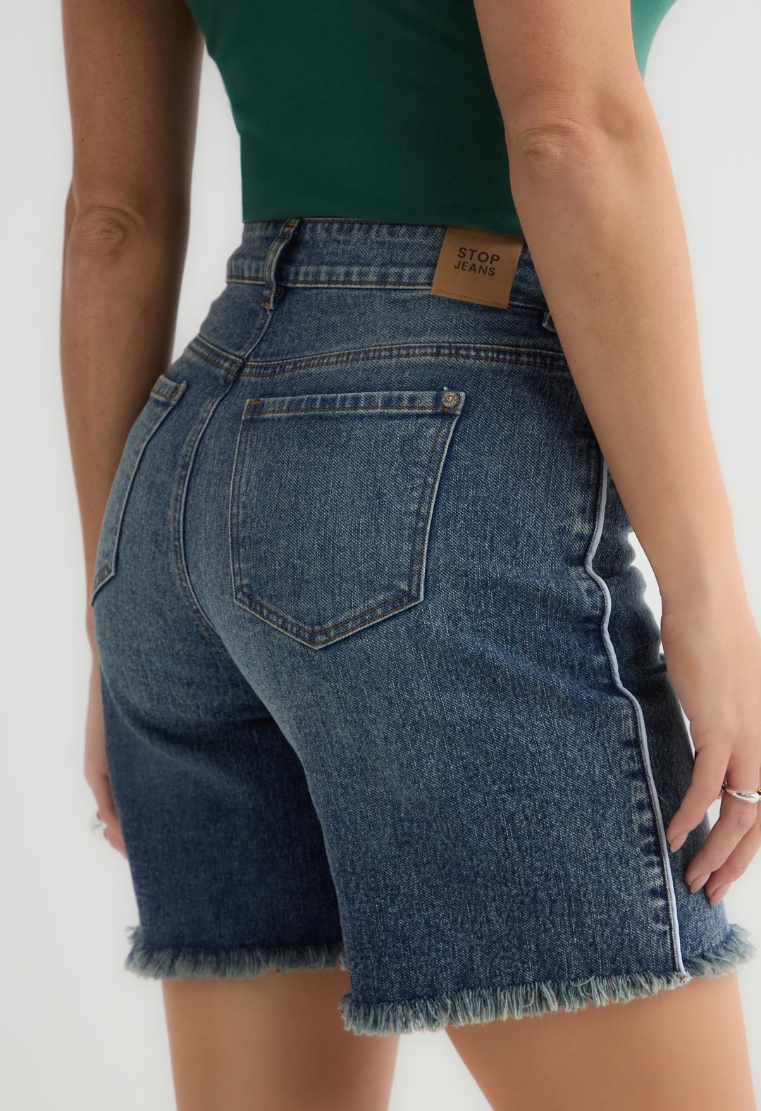 Bermuda tono medio con sesgos en laterales para mujer