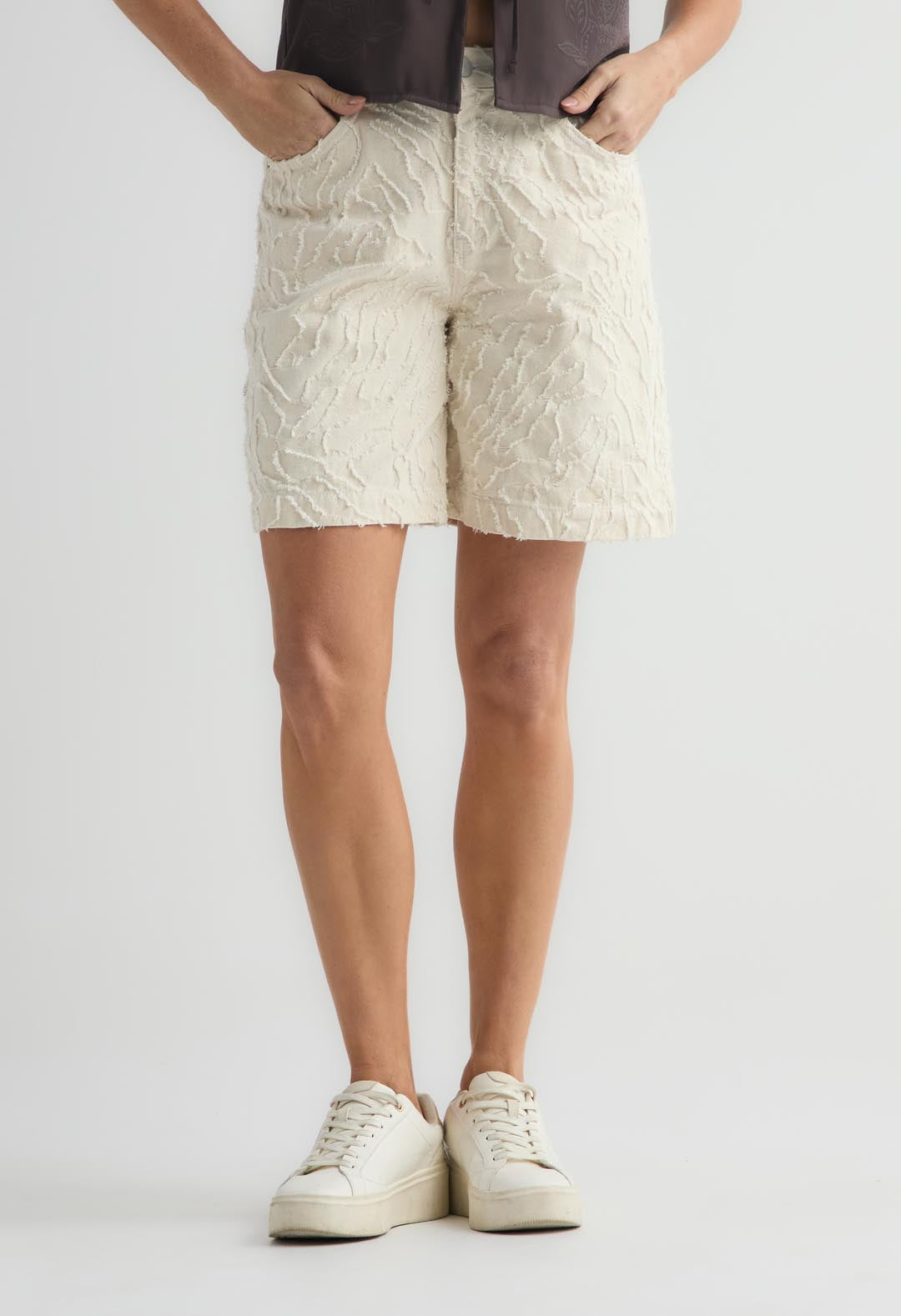Bermuda blanca en tela texturizada para mujer