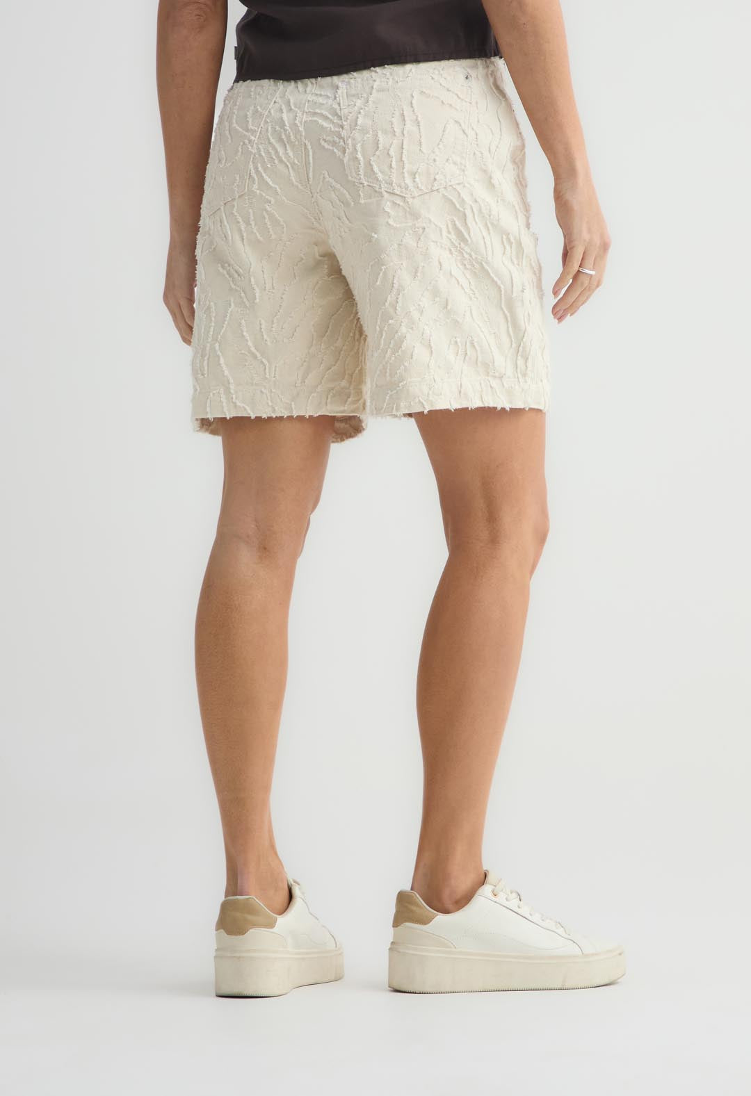 Bermuda blanca en tela texturizada para mujer