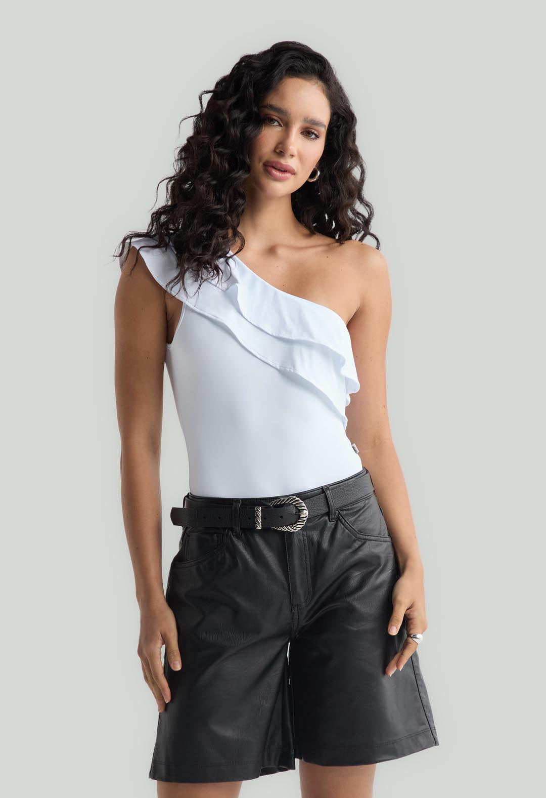 Bermuda negra y tela con efecto para mujer