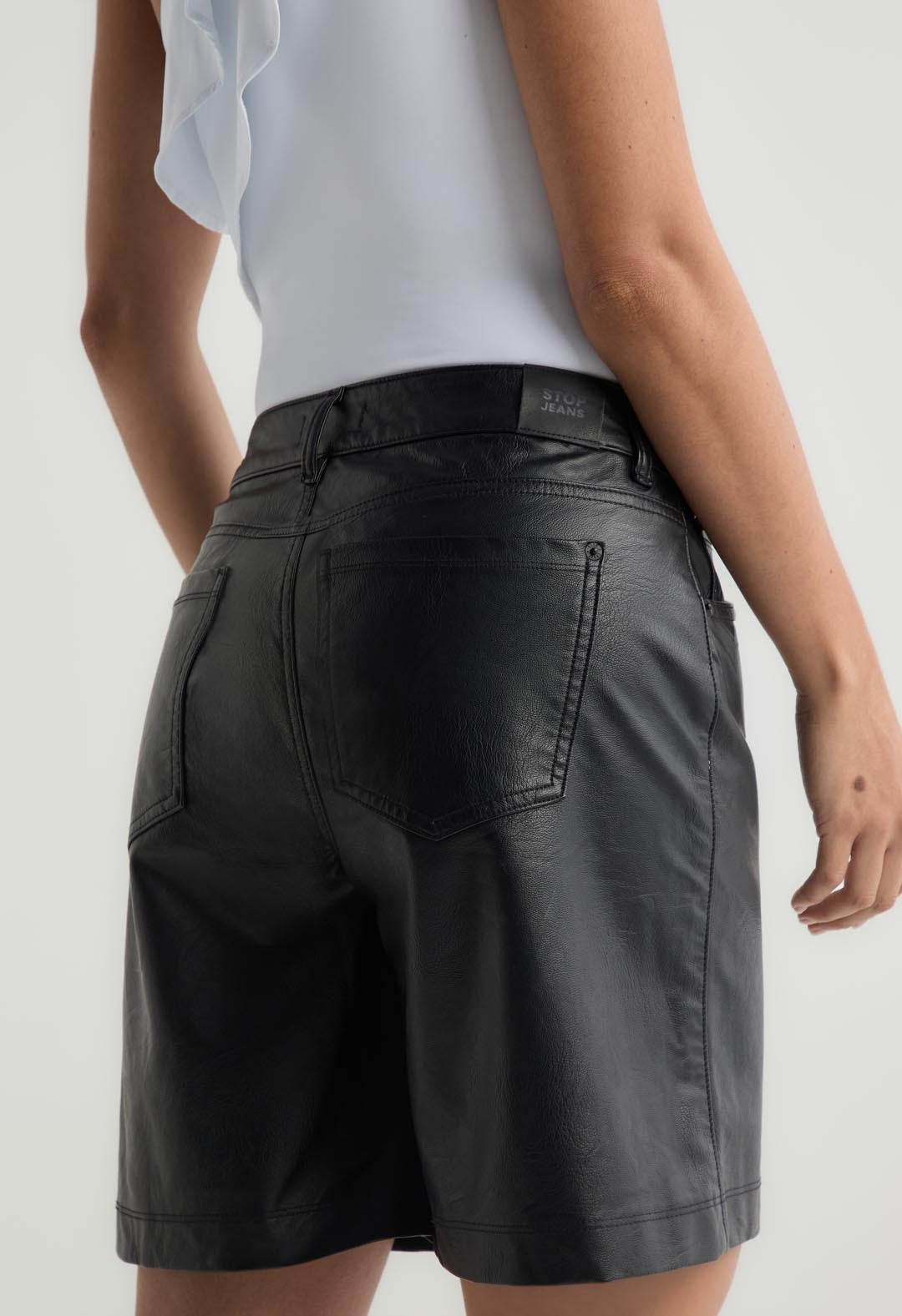 Bermuda negra y tela con efecto para mujer