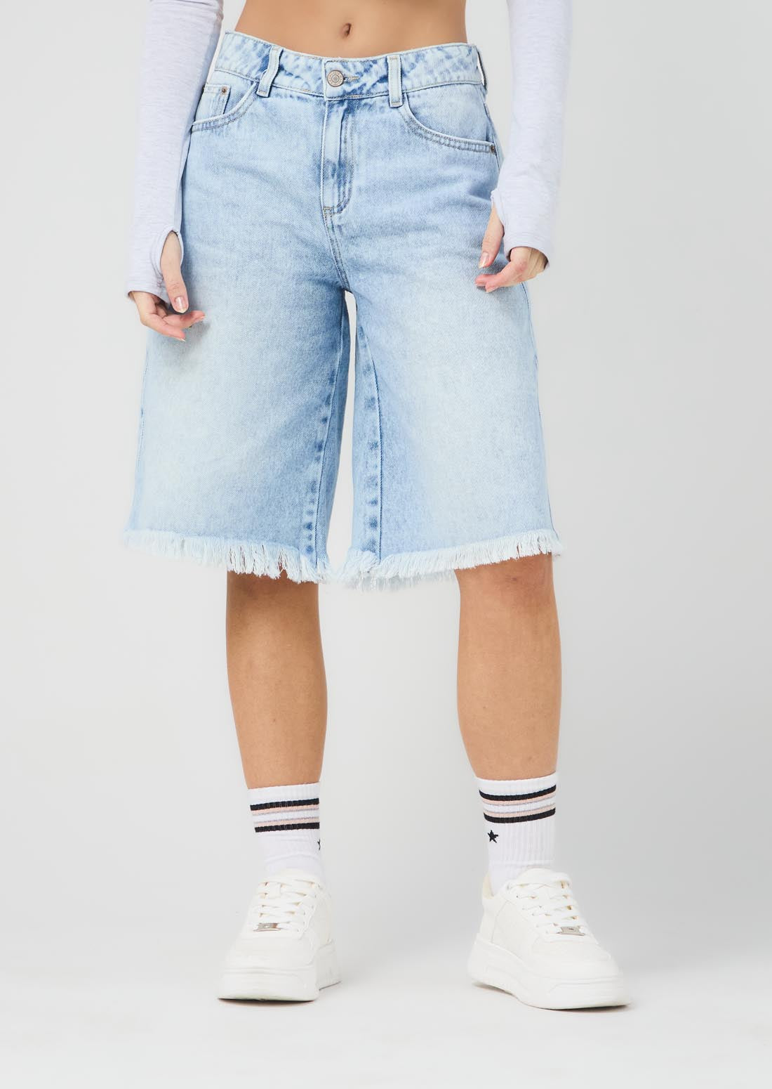 Bermuda tono claro descacaderado para jóvenes