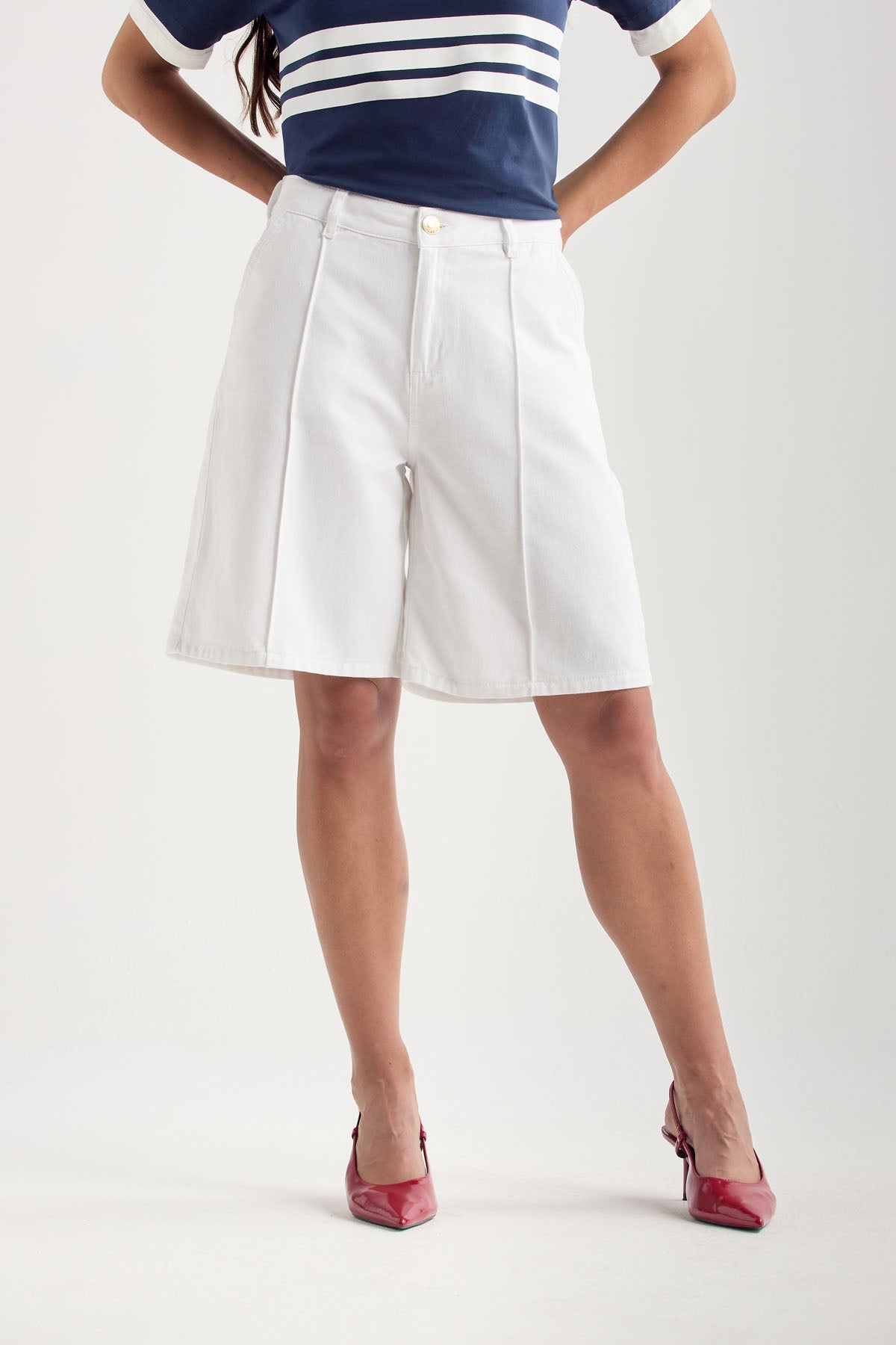 Bermuda blanca de tiro medio para mujer