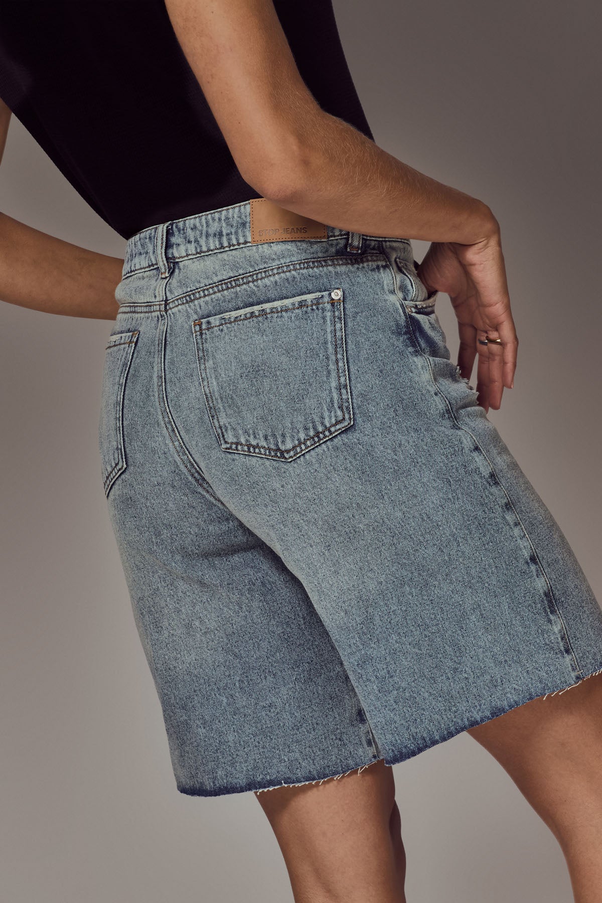 Bermuda tono medio con bota desflecada para mujer