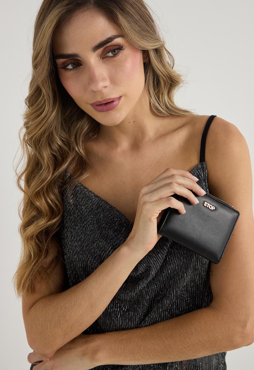 Billetera negra fondo entero