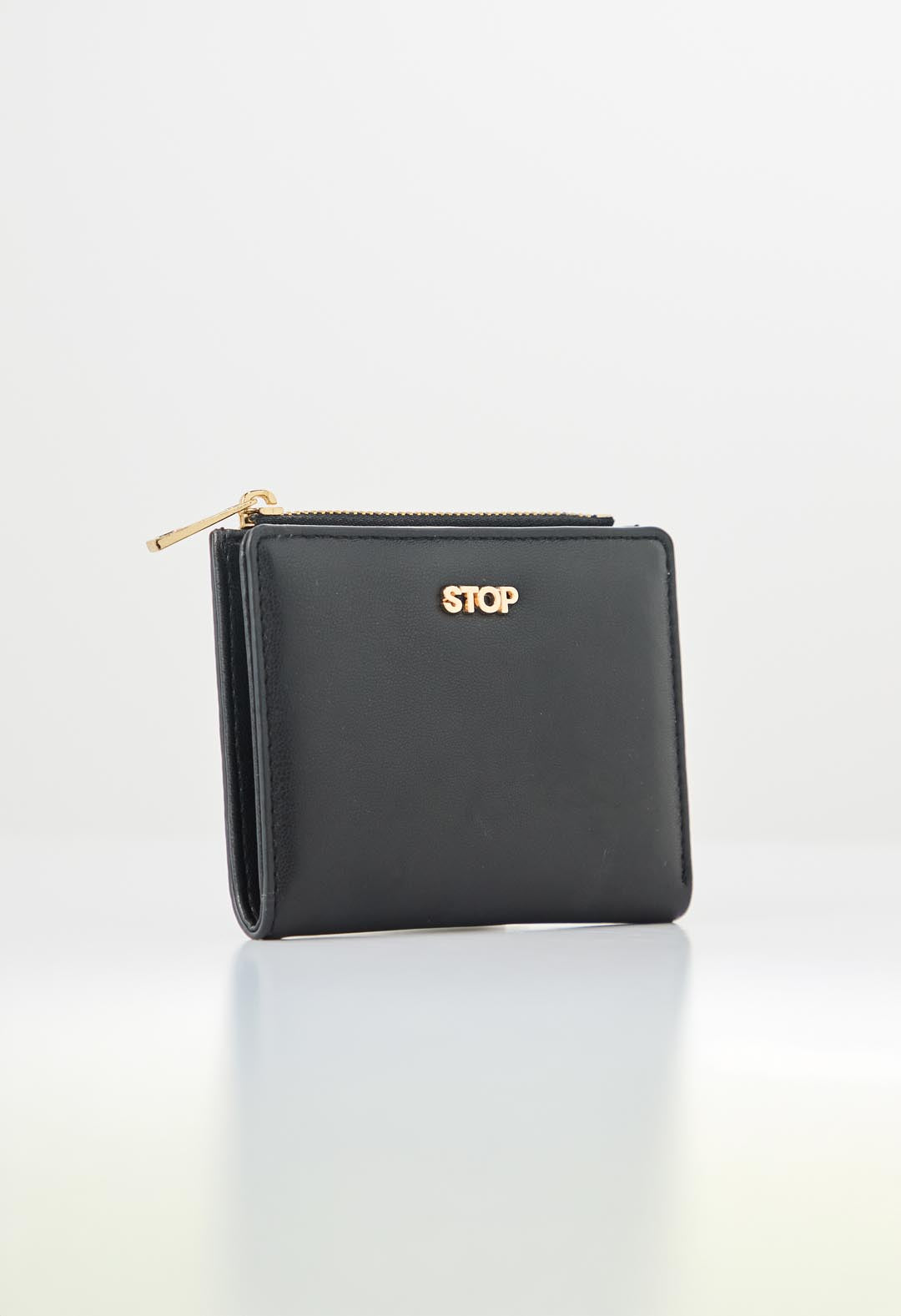 Billetera negra fondo entero