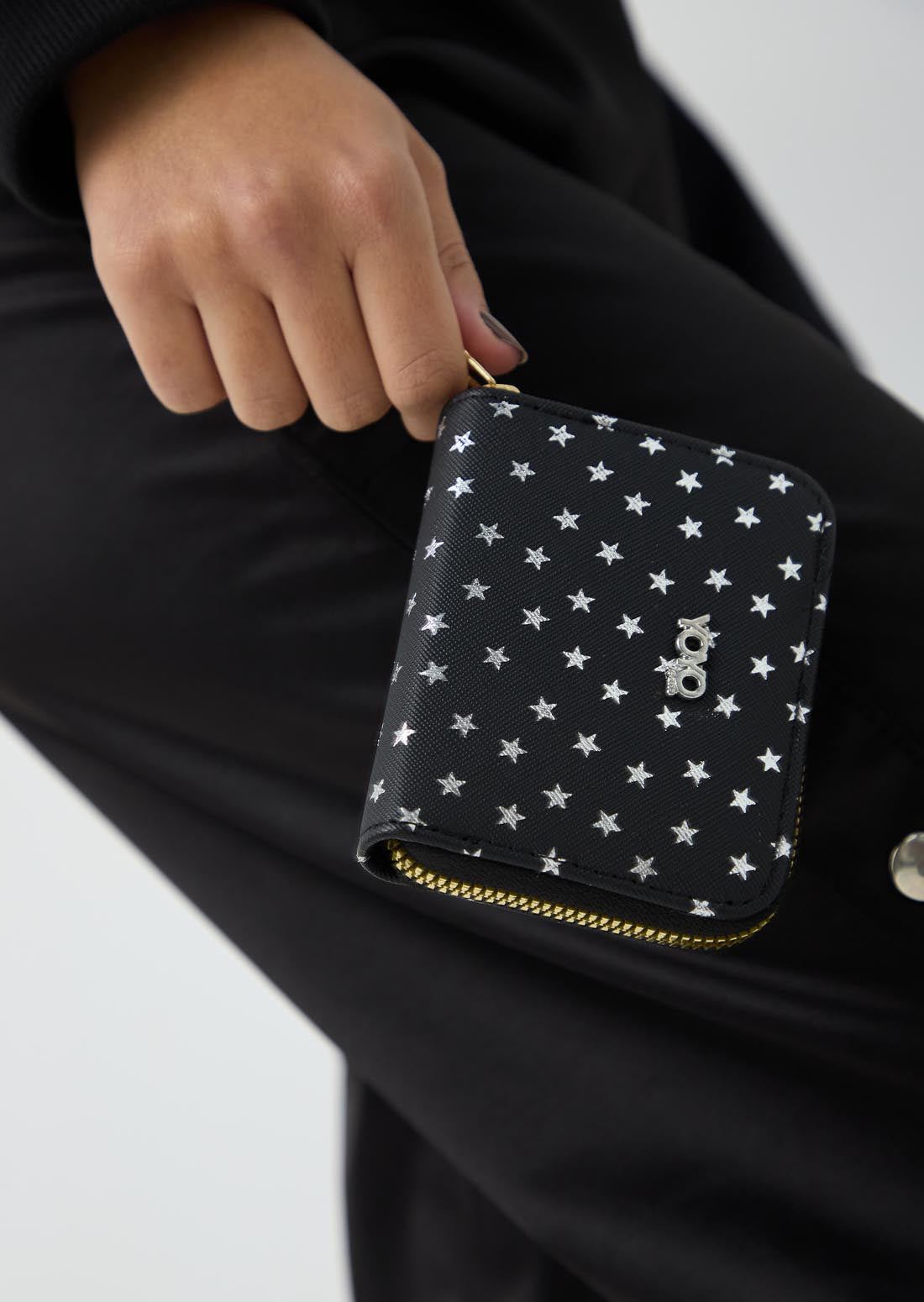 Billetera negra con estrellas