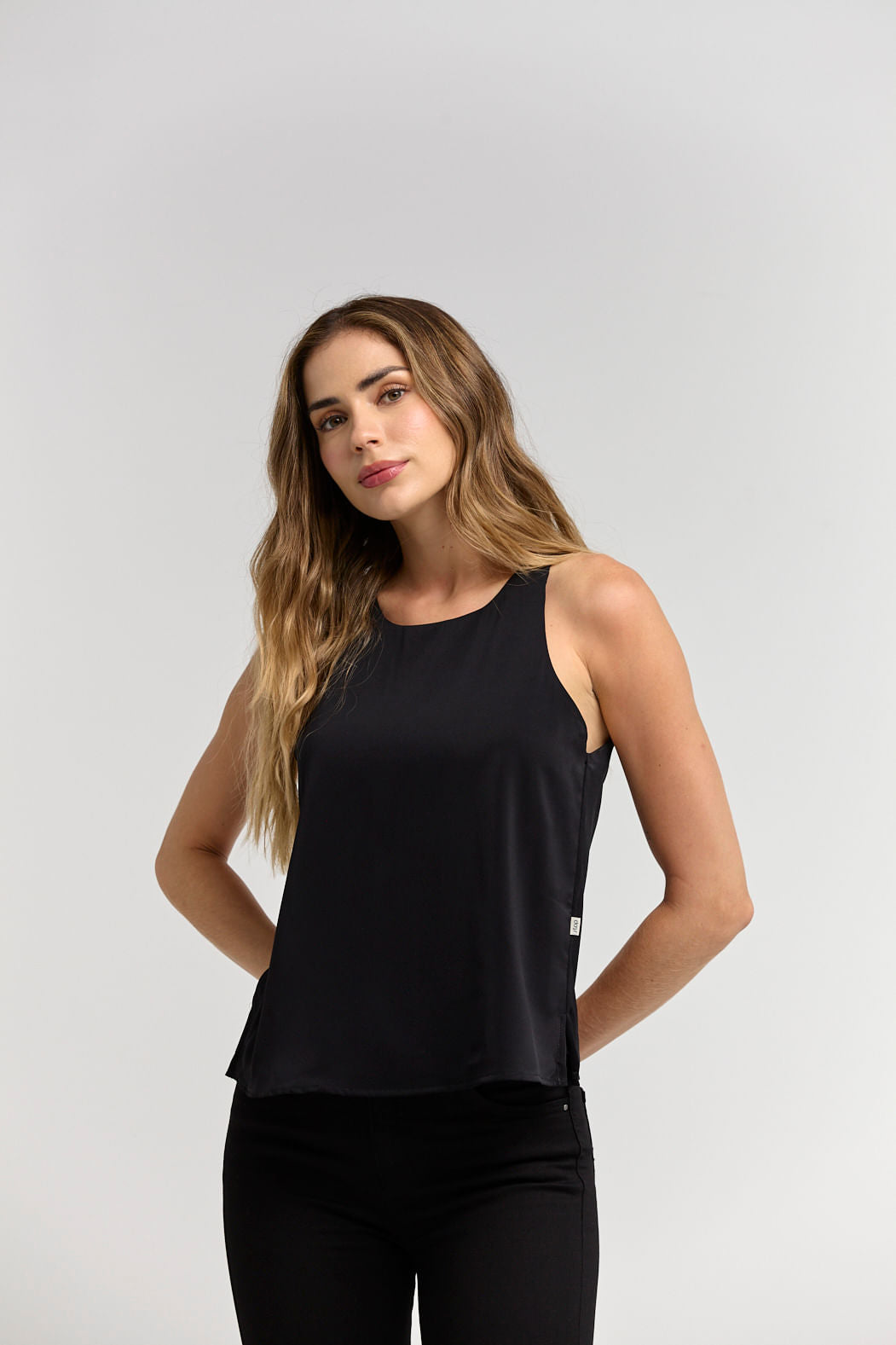 Blusa negra con abertura en espalda para mujeres
