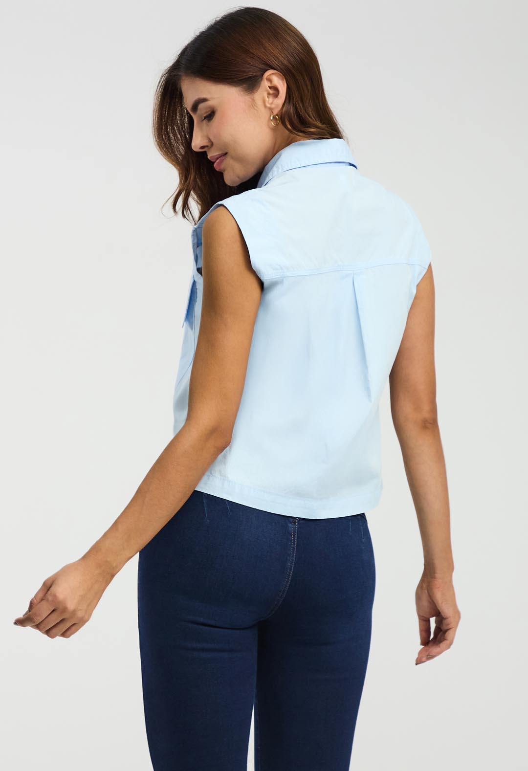Blusa azul claro con bolsillo para mujeres