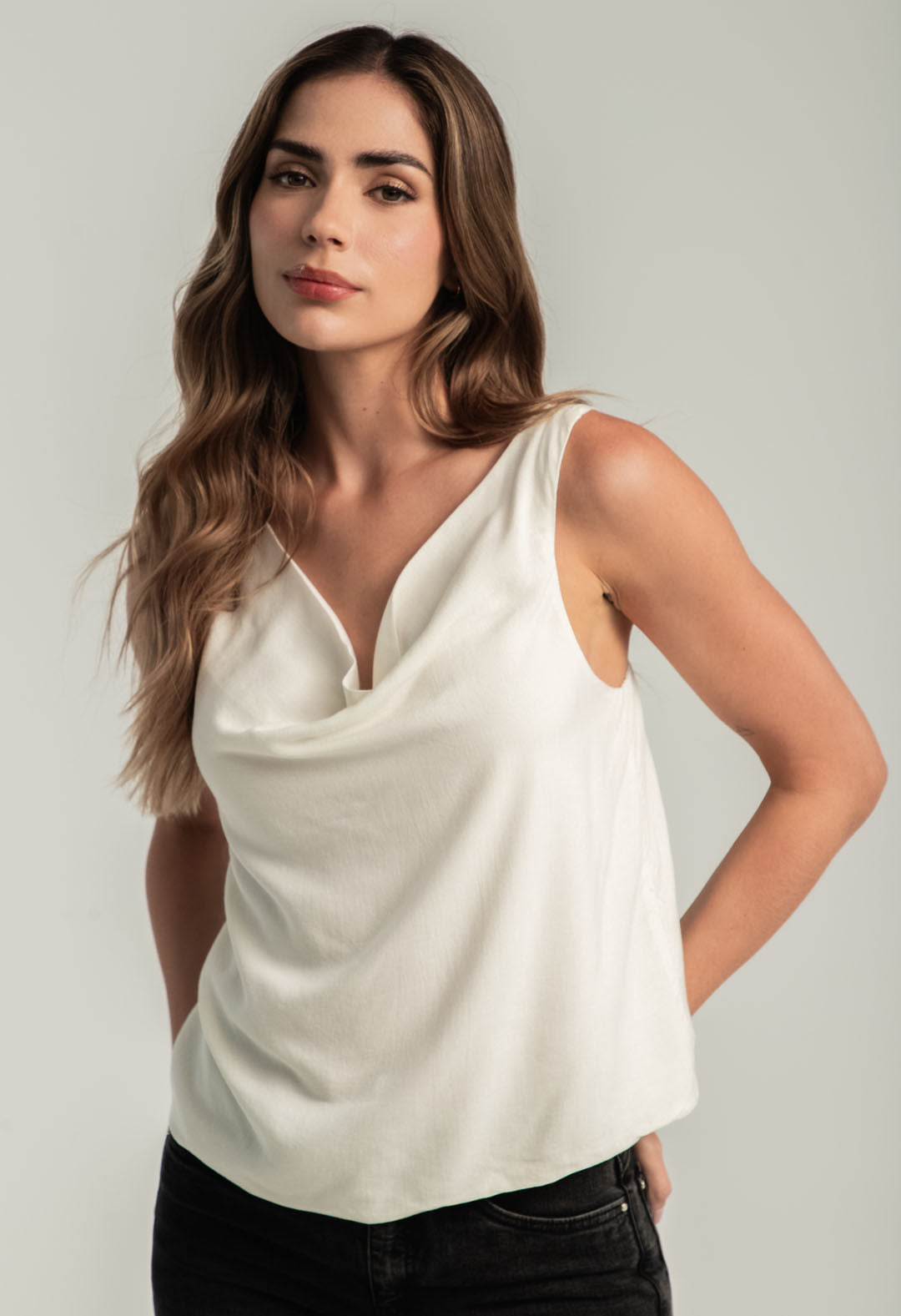 Blusa marfil con drapeado para mujeres