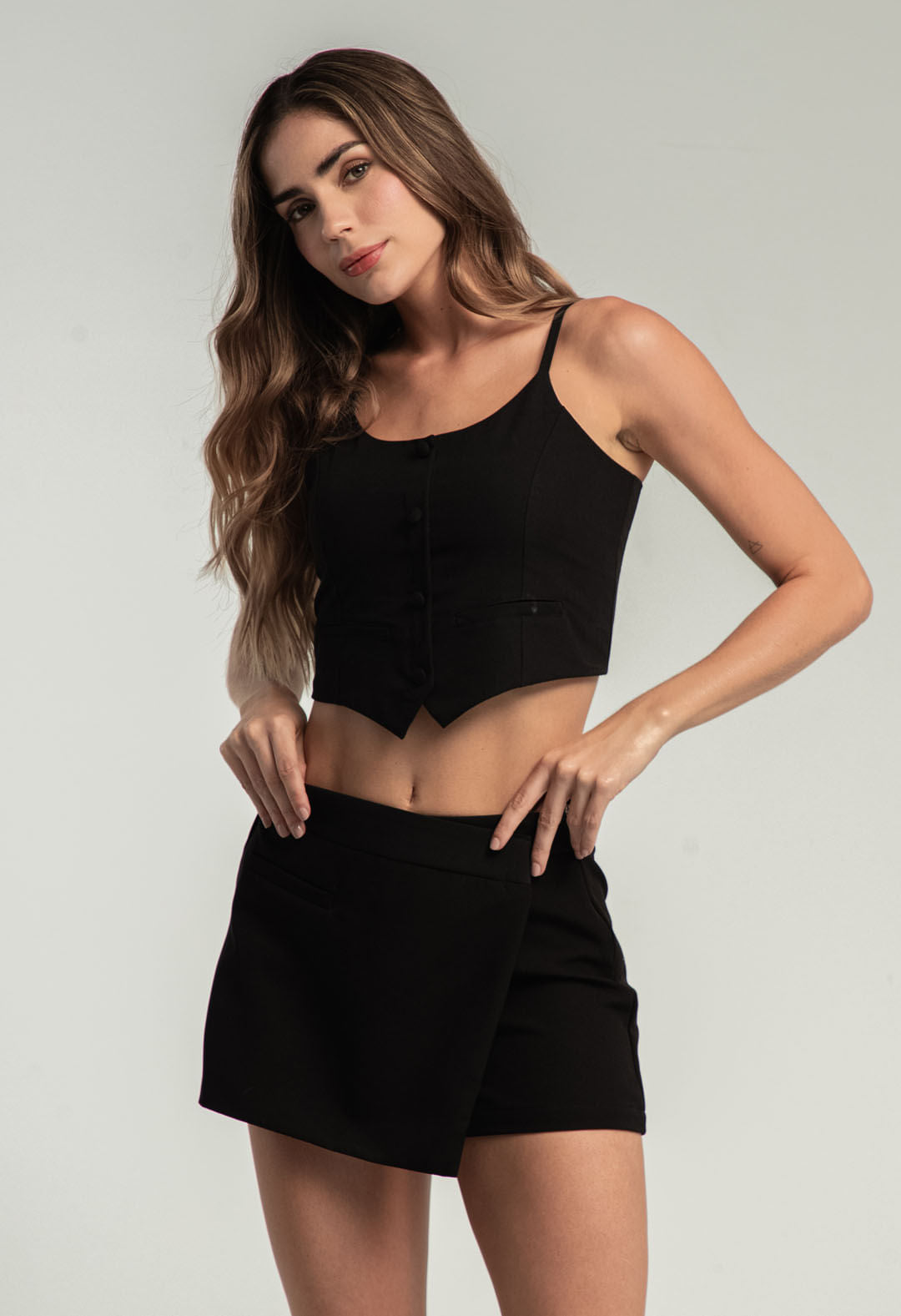 Blusa negra con cortes para mujeres