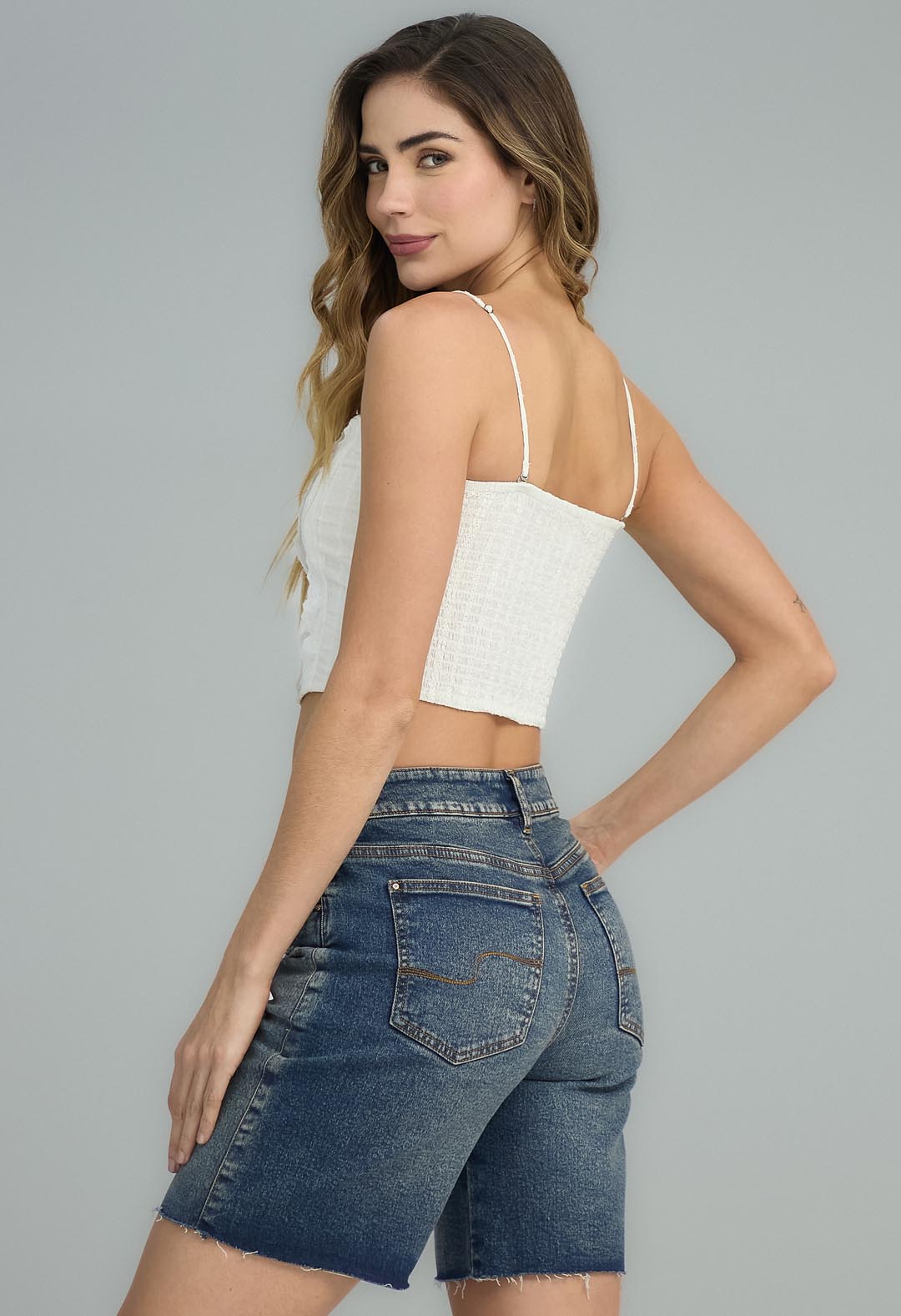 Blusa blanca con abrochadura crop para mujeres