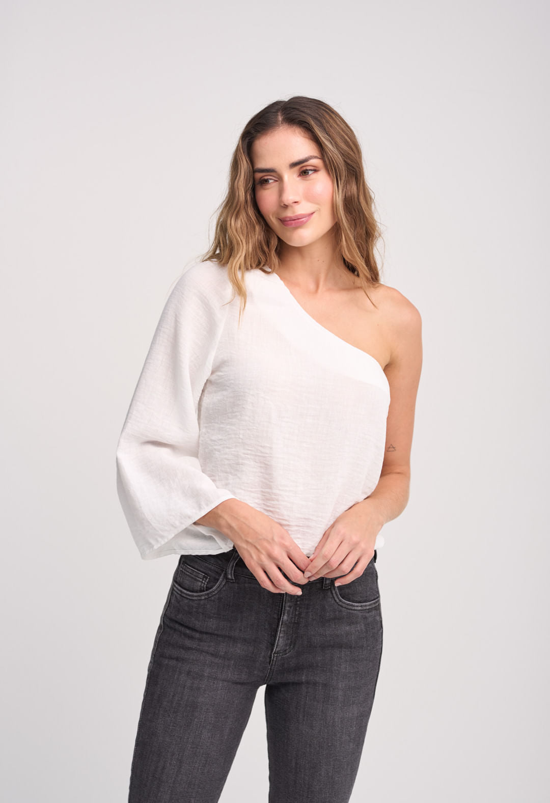 Blusa marfil largo un solo hombro para mujeres