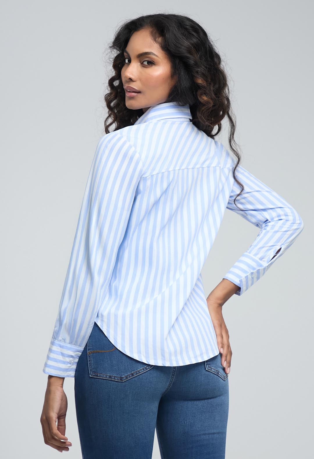 Blusa azul a rayas para mujeres