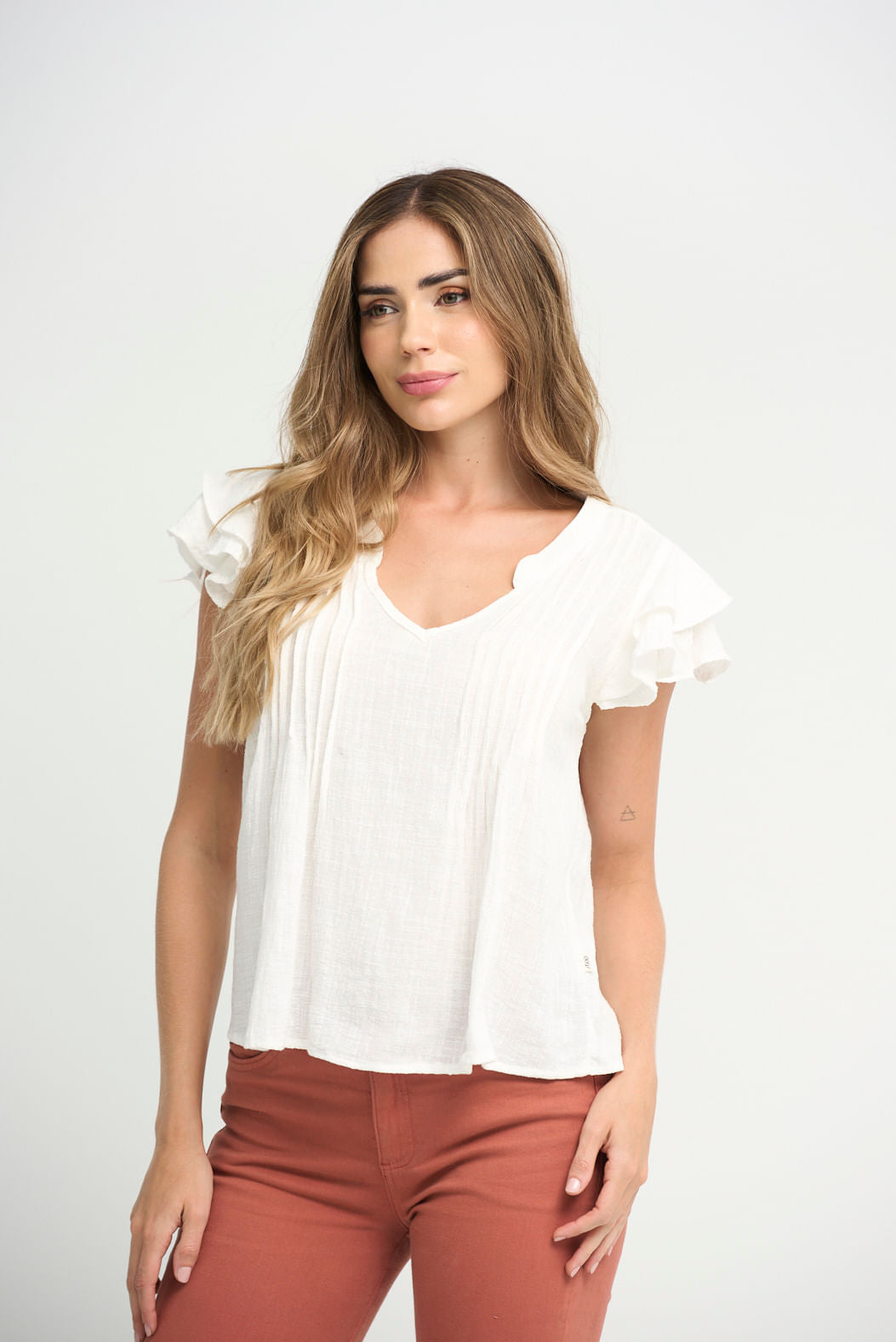 Blusa marfil con alforzas para mujeres