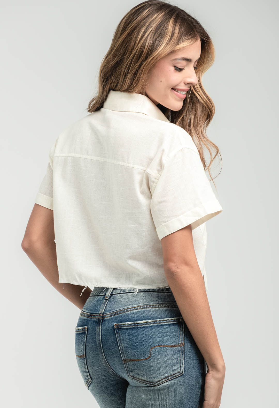 Blusa marfil con bolsillos que sobresalen para mujeres