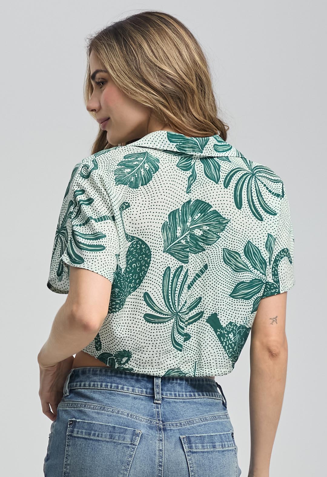 Blusa verde con cordón en ruedo para mujeres