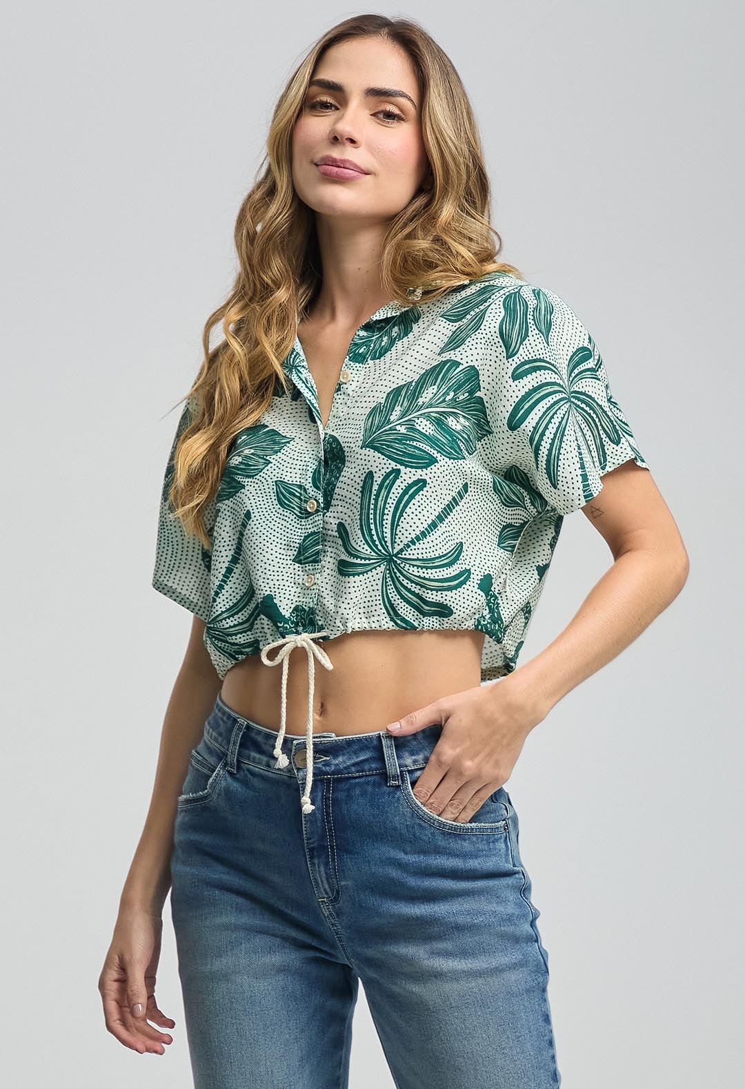 Blusa verde con cordón en ruedo para mujeres