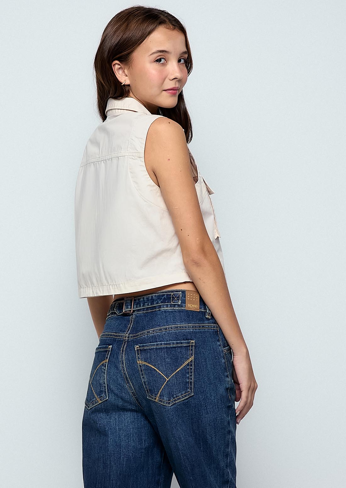 Blusa arena con bolsillos cargo para jóvenes