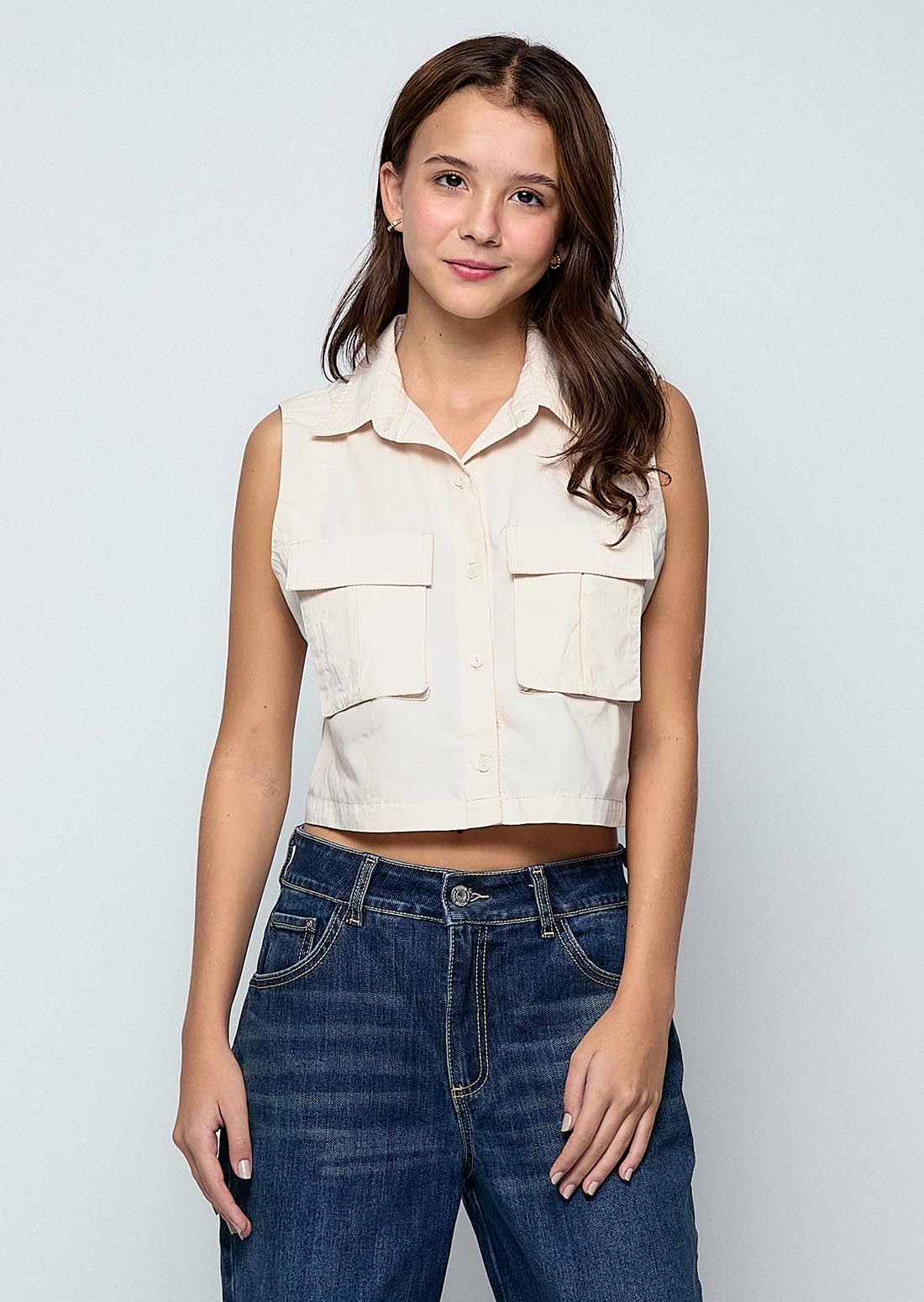 Blusa arena con bolsillos cargo para jóvenes