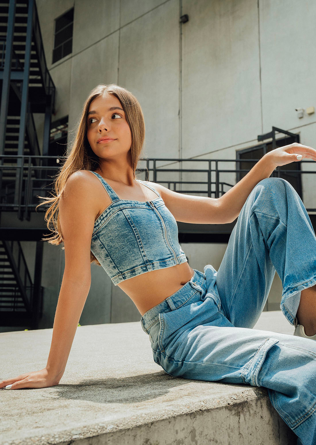 Blusa de tiras azul medio en denim para adolescentes