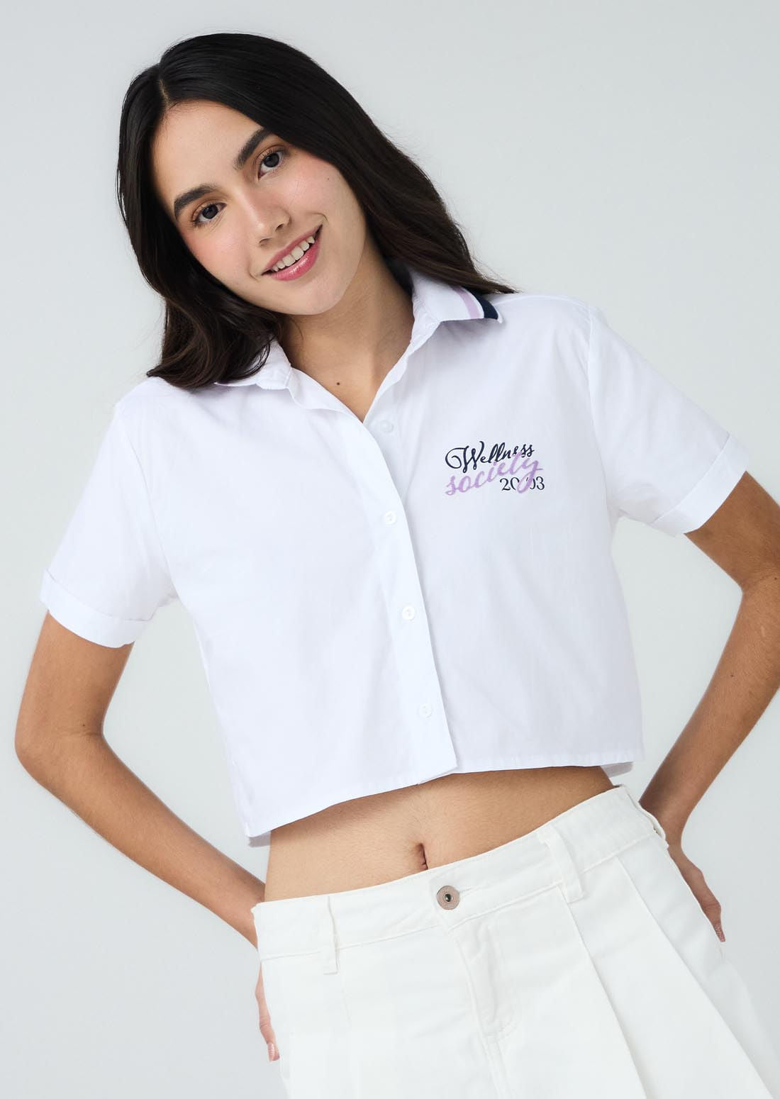 Blusa blanca con cuello rectilíneo para jóvenes