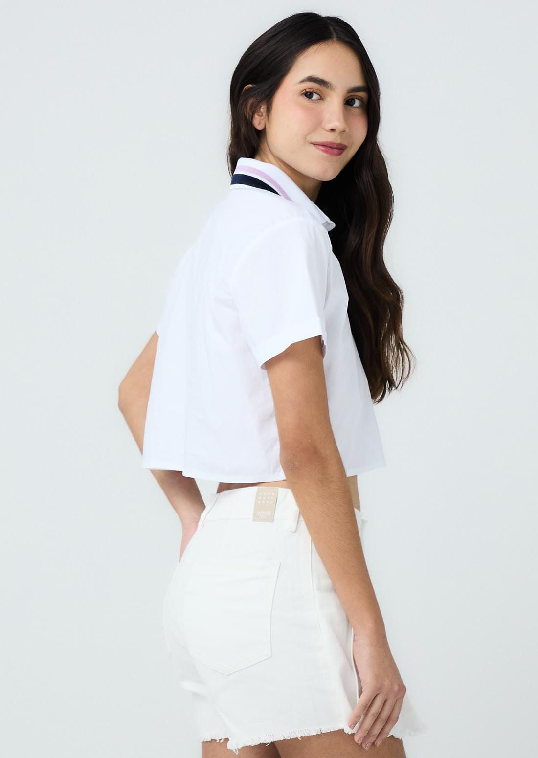 Blusa blanca con cuello rectilíneo para jóvenes