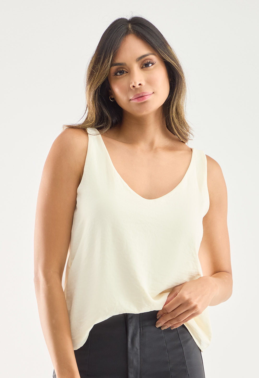 Blusa marfil con escote en v para mujeres