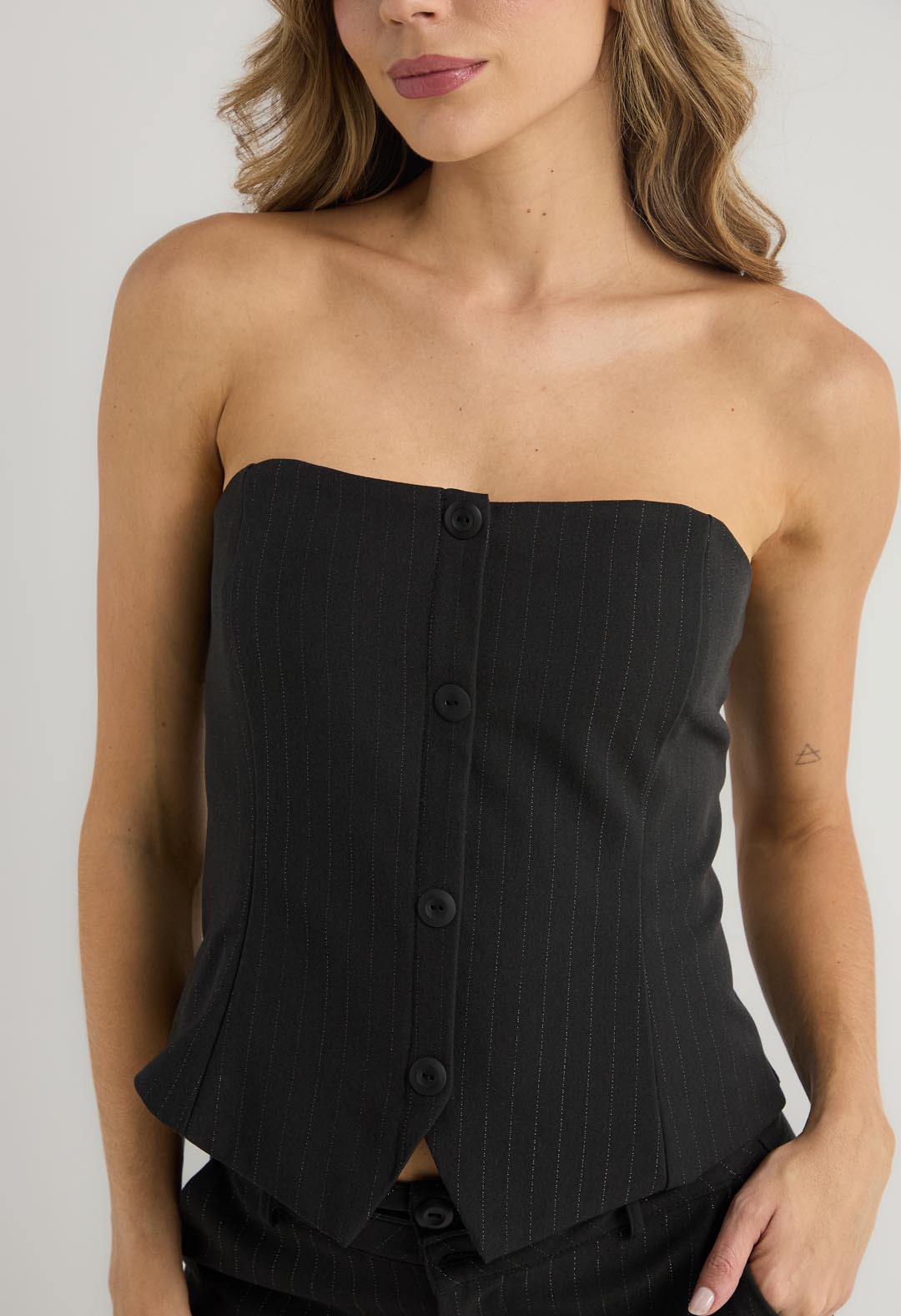 Blusa negra strapless para mujer