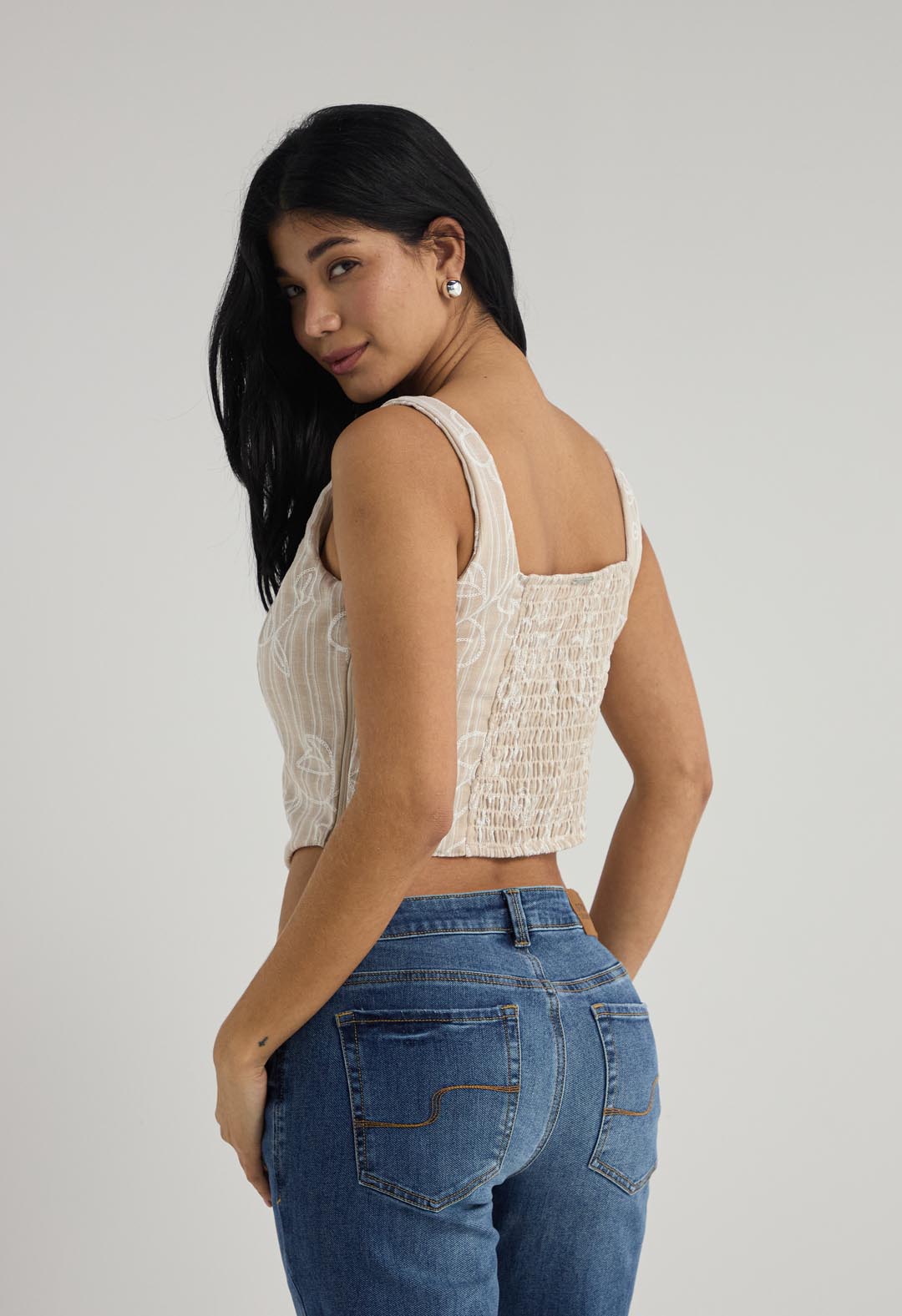 Blusa arena con cortes en tela para mujer