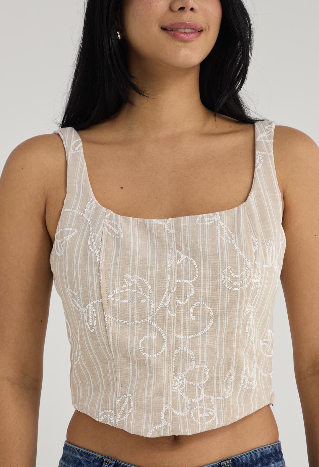 Blusa arena con cortes en tela para mujer