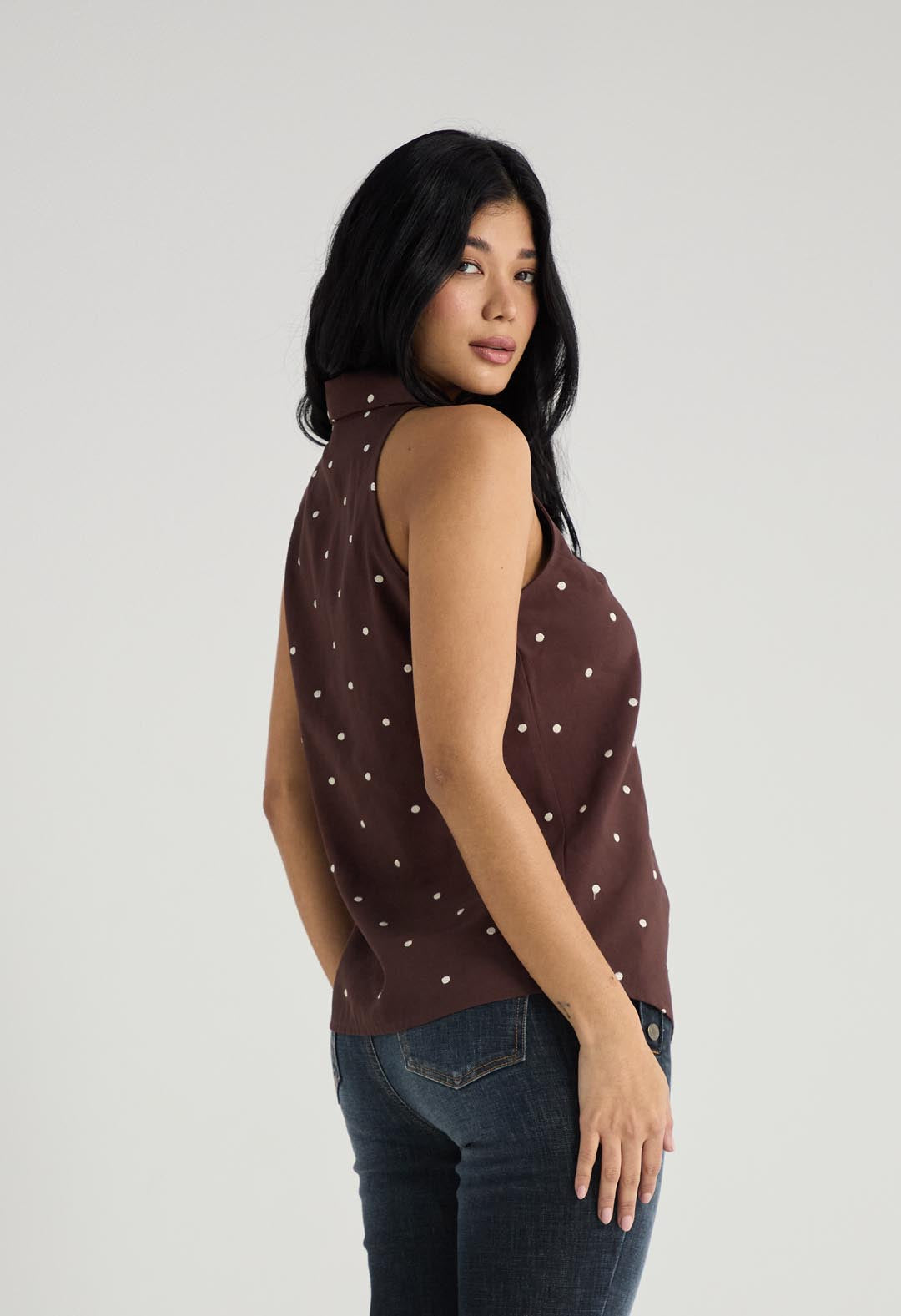 Blusa chocolate con puntos para mujer