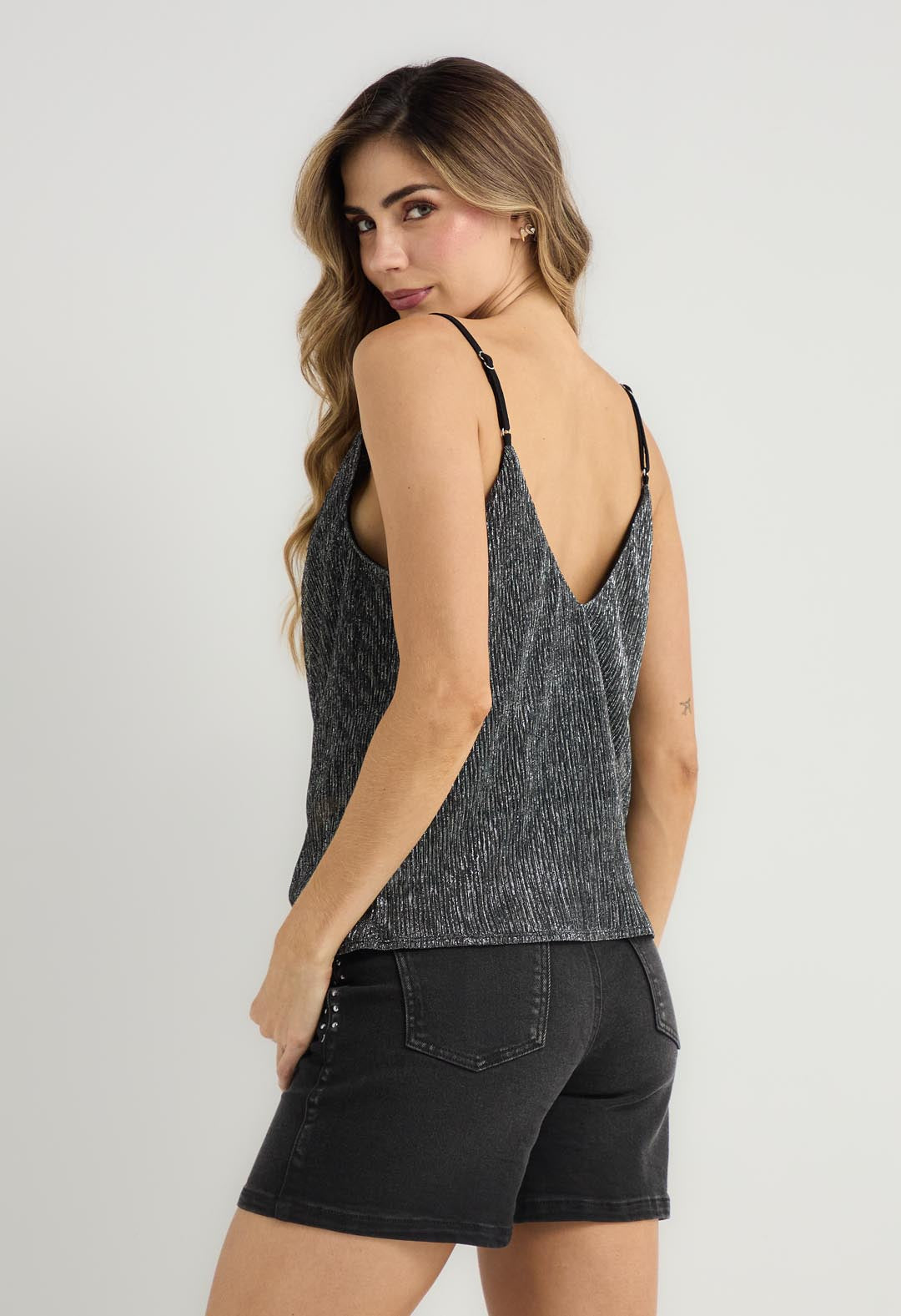 Blusa negra con escote drapeado para mujer