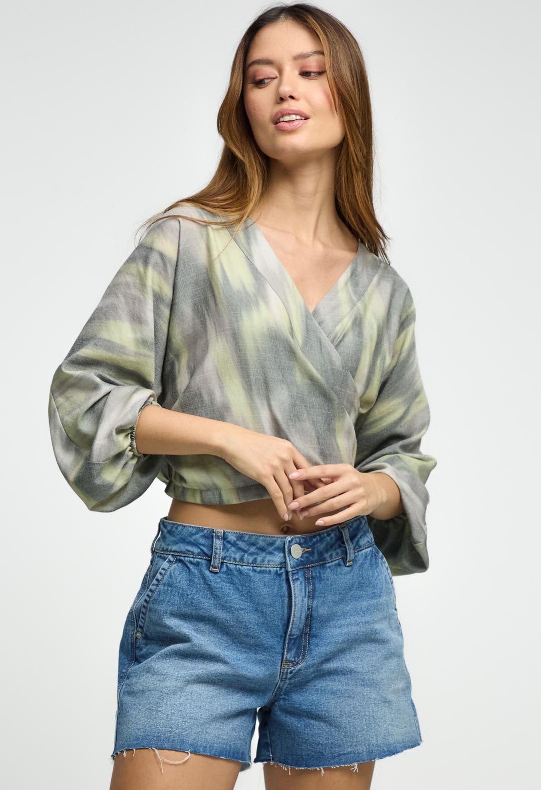 Blusa verde con fajones cruzados para mujeres