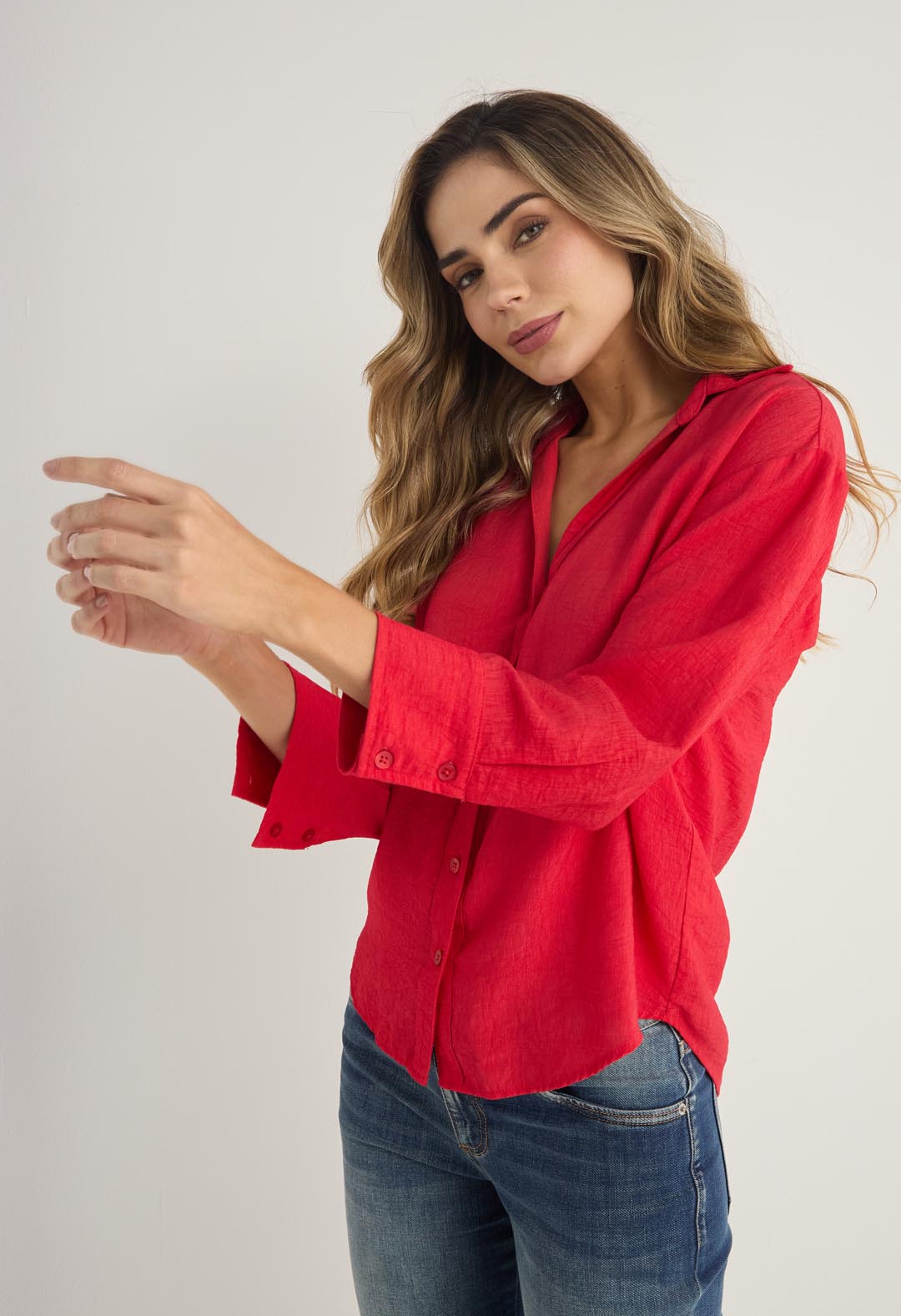 Blusa roja con cuello en V para mujer