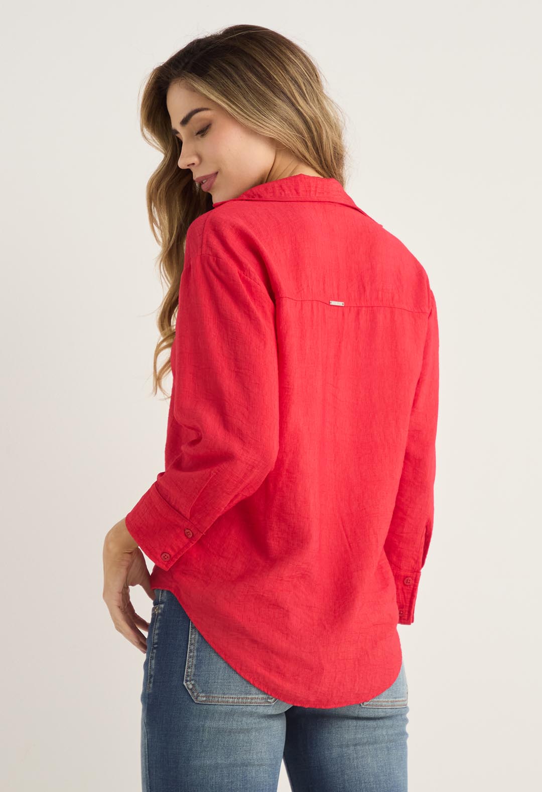 Blusa roja con cuello en V para mujer