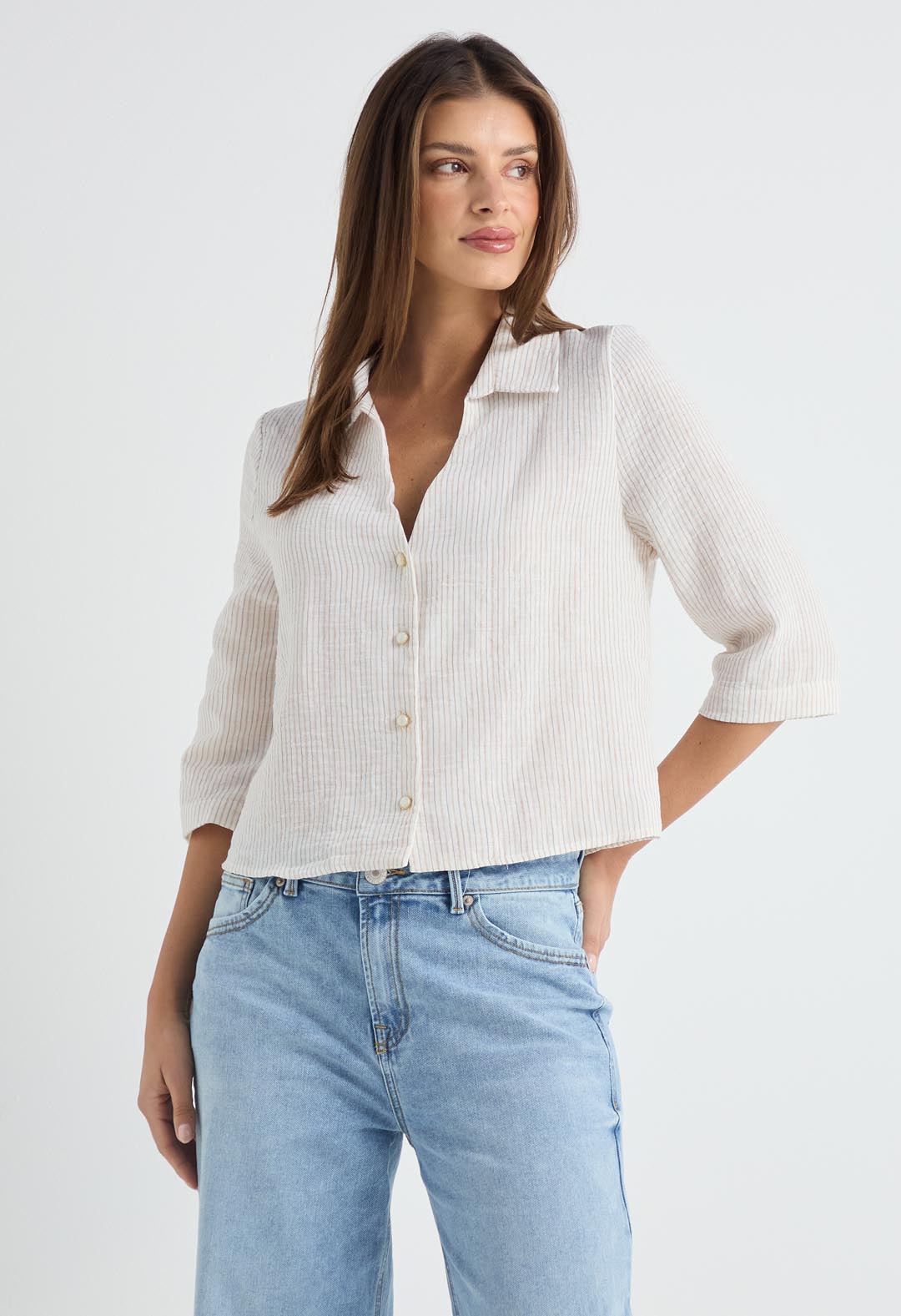 Blusa a rayas arena con botones perla para mujer
