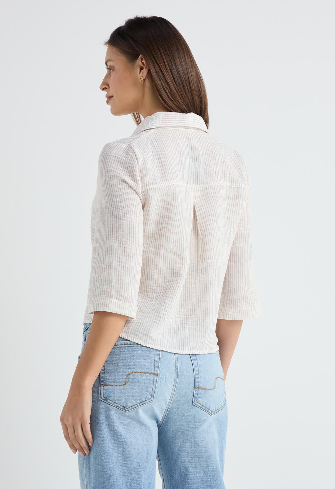 Blusa a rayas arena con botones perla para mujer